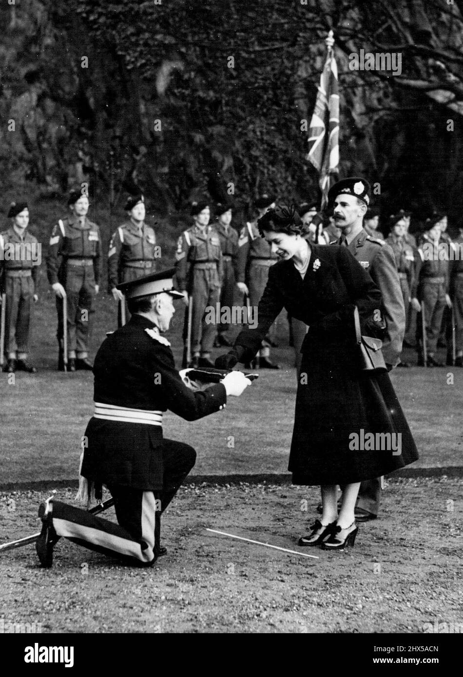 La regina lancia il suo nuovo Yacht -- sua Maestà riceve le chiavi all'arrivo al Castello di Dumbarton, dal generale maggiore A.P.D. Telfer-Smollett, custode ereditario del Castello (a sinistra) è il maggiore Patriol Telfer-Smollett. Aprile 17, 1953. (Foto di Paul Popper Ltd.). Foto Stock