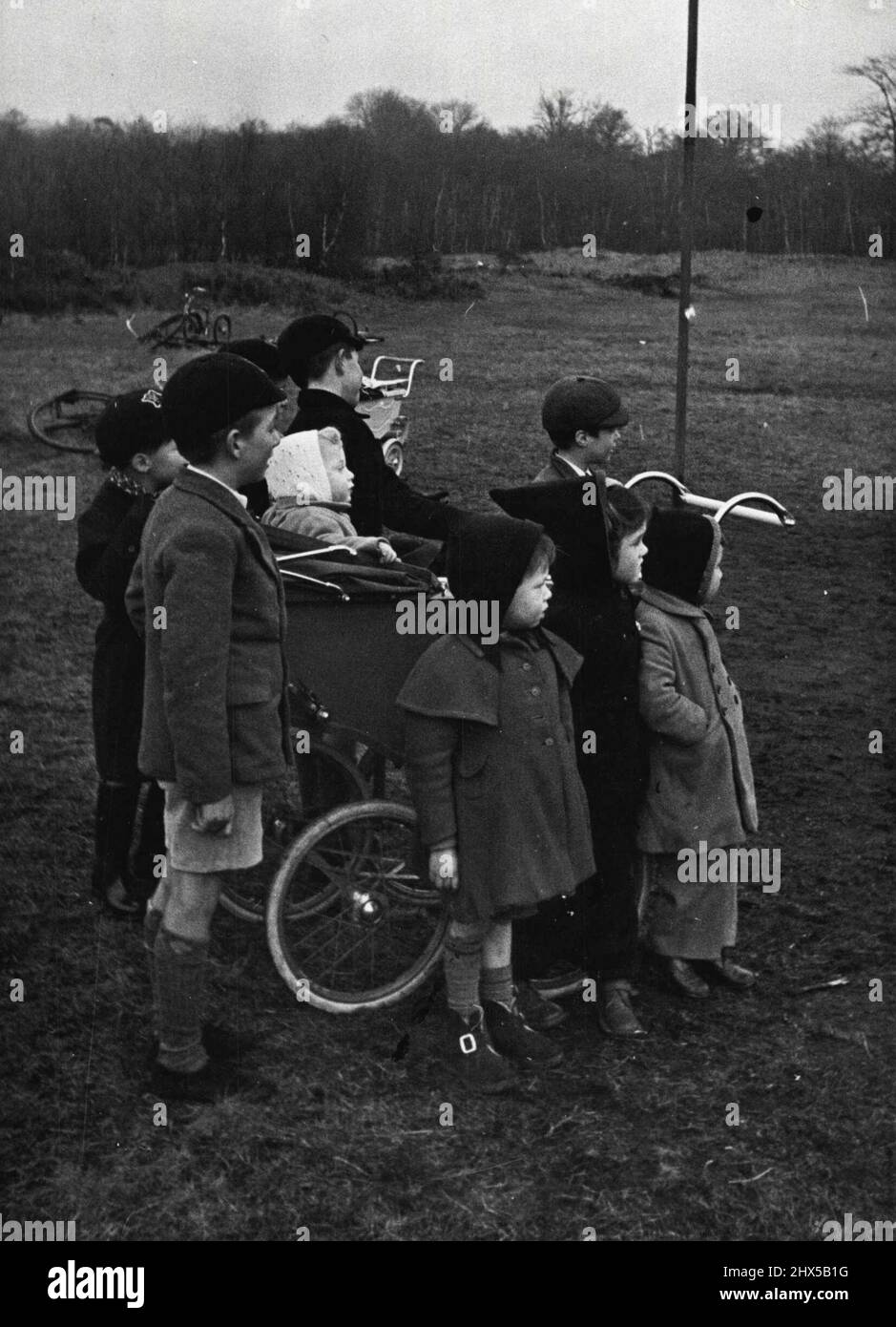 La mamma ha segnato di nuovo ... Dattering circa come le giovani ragazze scolastiche skitish, le madri "che siete-mai-troppo-occupate-per-giocare" di Shirley, Surrey, pre-fab estate pratica il tiro del netball. Il loro teem è guidato dalla moglie del coalman Freda Ellington. Ognuno di loro ha almeno due bambini e i più giovani sono i loro sostenitori più temibili quando si arcano a ingannare un po' di droopy dopo mezz'ora di gioco frenetico. I piatti sono fatti, il lavaggio è sbattendo sulla linea, il tè del papà è nel forno, i bambini sono sicuri sulla linea di contatto, in modo da possono depositarsi giù all'addestramento serio per la partita del sabato contro il Municipio di Londra Foto Stock