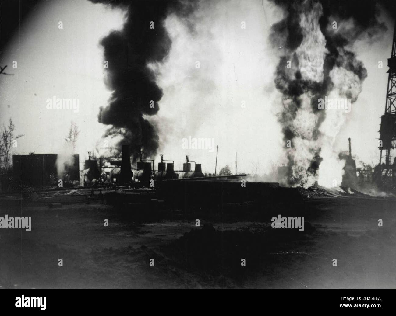 Un'immagine grafica di una sezione dell'inferno ardente sui giacimenti petroliferi britannici del Borneo attraverso cui gli Australian Army Engineers combattevano per spegnere gli incendi, mentre aspettavano l'arrivo di esperti di giacimenti petroliferi Shell e di combattenti antincendio professionisti oilwell che si precipitavano sulla scena. Marzo 27, 1946. Foto Stock