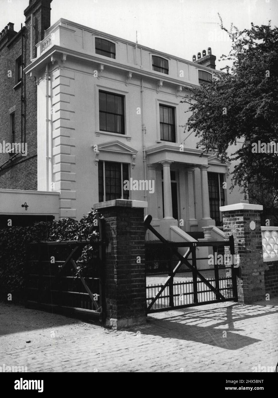 Expeled diplomats' Residence a Londra - la casa a 79, Addison Road, Kinsington, Londra residenza dei due diplomatici sovietici che sono stati dati dieci giorni per lasciare la Gran Bretagna perché avevano cercato di impegnarsi in spionaggio. I diplomatici - il maggiore Ivan Pupyshev e il maggiore Andrei Gudkov - sono entrambi assistenti militari presso l'ambasciata sovietica di Londra. Maggio 8, 1954. (Foto di Reuterphoto). Foto Stock