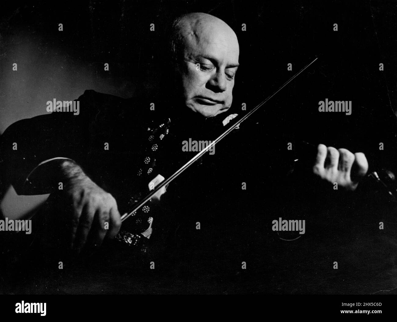 Mischa Elman, violinista - nato a Talnoi, Russia, nel 1891, dei genitori russi Mischa Elman mostrò presto segni di genio musicale; fece la sua prima apparizione pubblica all'età di cinque anni. Aprile 5, 1955. (Foto di Ingeborg de Beausacq, Camera Press) Foto Stock