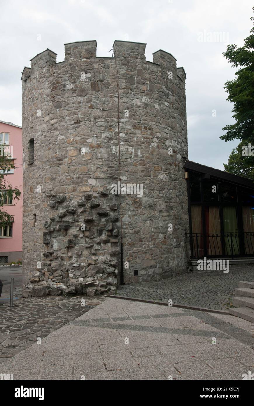 Slovenia, regione litoranea, Valle di Vipava, Ajdovscina, resti della torre circolare romana nel centro della città Foto Stock