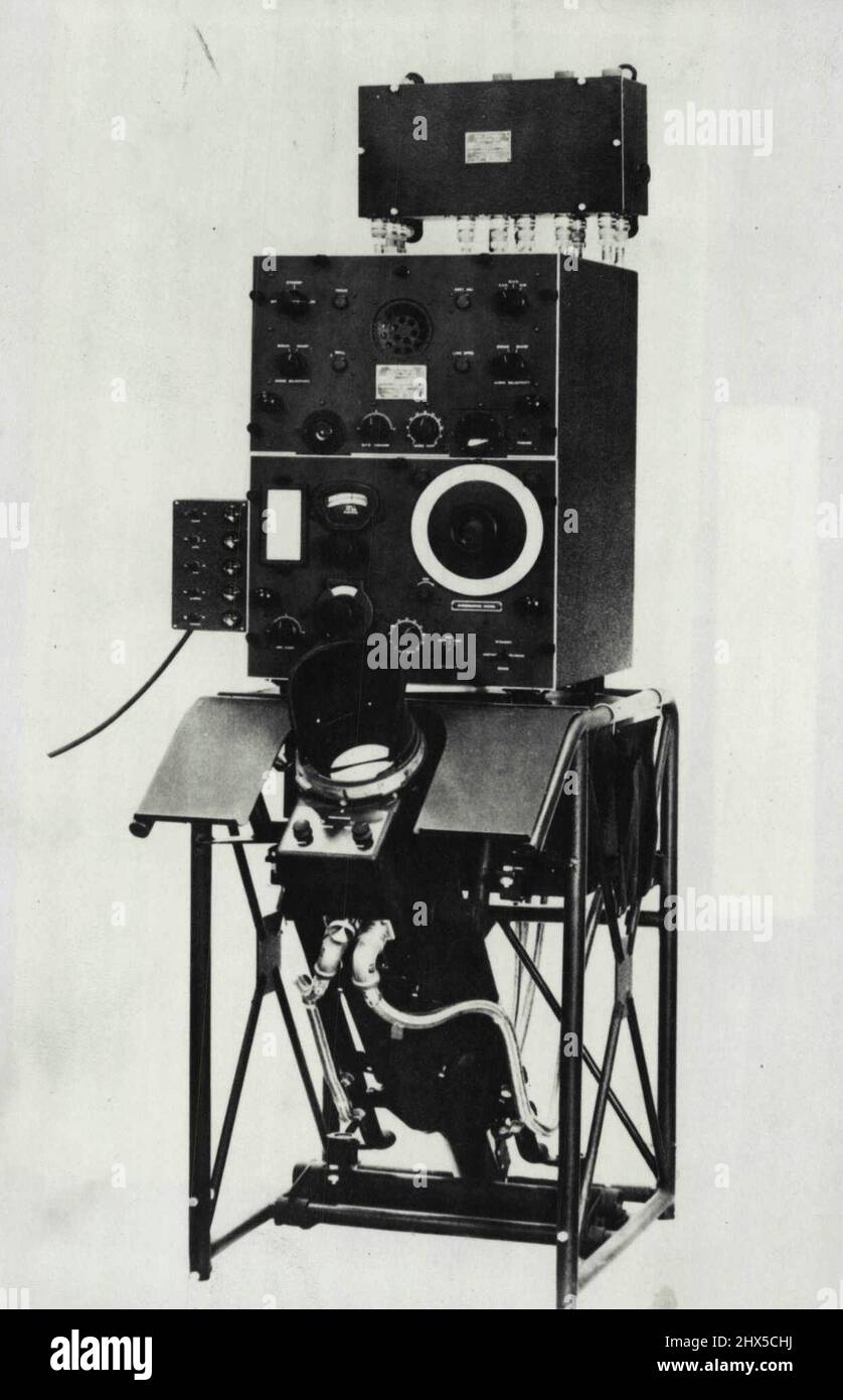 High Frequency Direction Finder -- attrezzatura per individuare la fonte di trasmissioni radio ad alta frequenza da U-boats tedeschi ha giocato un ruolo importante nella sconfitta della minaccia sottomarina nell'Atlantico. I finder erano abbastanza precisi da individuare le posizioni esatte di qualsiasi sub che utilizzava una trasmissione ad alta frequenza. Ecco l'unità di controllo del Finder installato nella USS Philadelphia. Gennaio 14, 1946. (Foto di ACME). Foto Stock