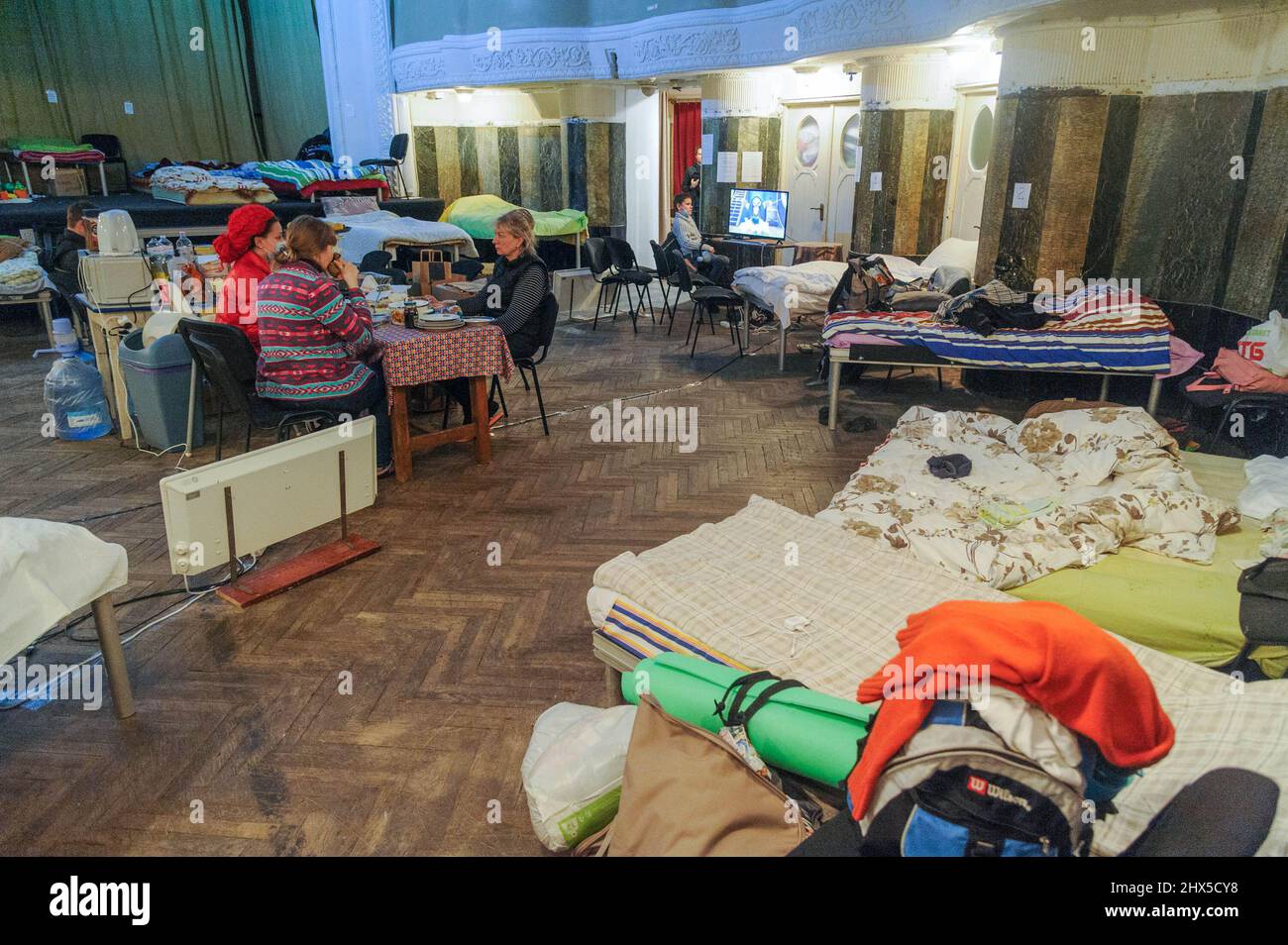 Le persone si rifugiano all'interno del Teatro Accademico Les Kurbas di Lviv. All'alba del 24 febbraio 2022, la Russia ha lanciato un'invasione su vasta scala dell'Ucraina. I veicoli militari russi hanno attraversato il confine ucraino in diversi luoghi, tra cui la Bielorussia. Foto Stock