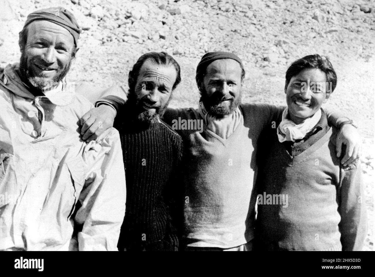 Spedizione Svizzera dell'Everest: (Da sinistra a destra) mostra Lambert, Aubert, Fory e Tensing, Lambert (estrema sinistra) e Tensing (estrema destra) sono stati i due membri della spedizione che ha fatto la fatidica scalata più alta che mai sul monte Everest il 28 maggio. Agosto 5, 1952. Foto Stock