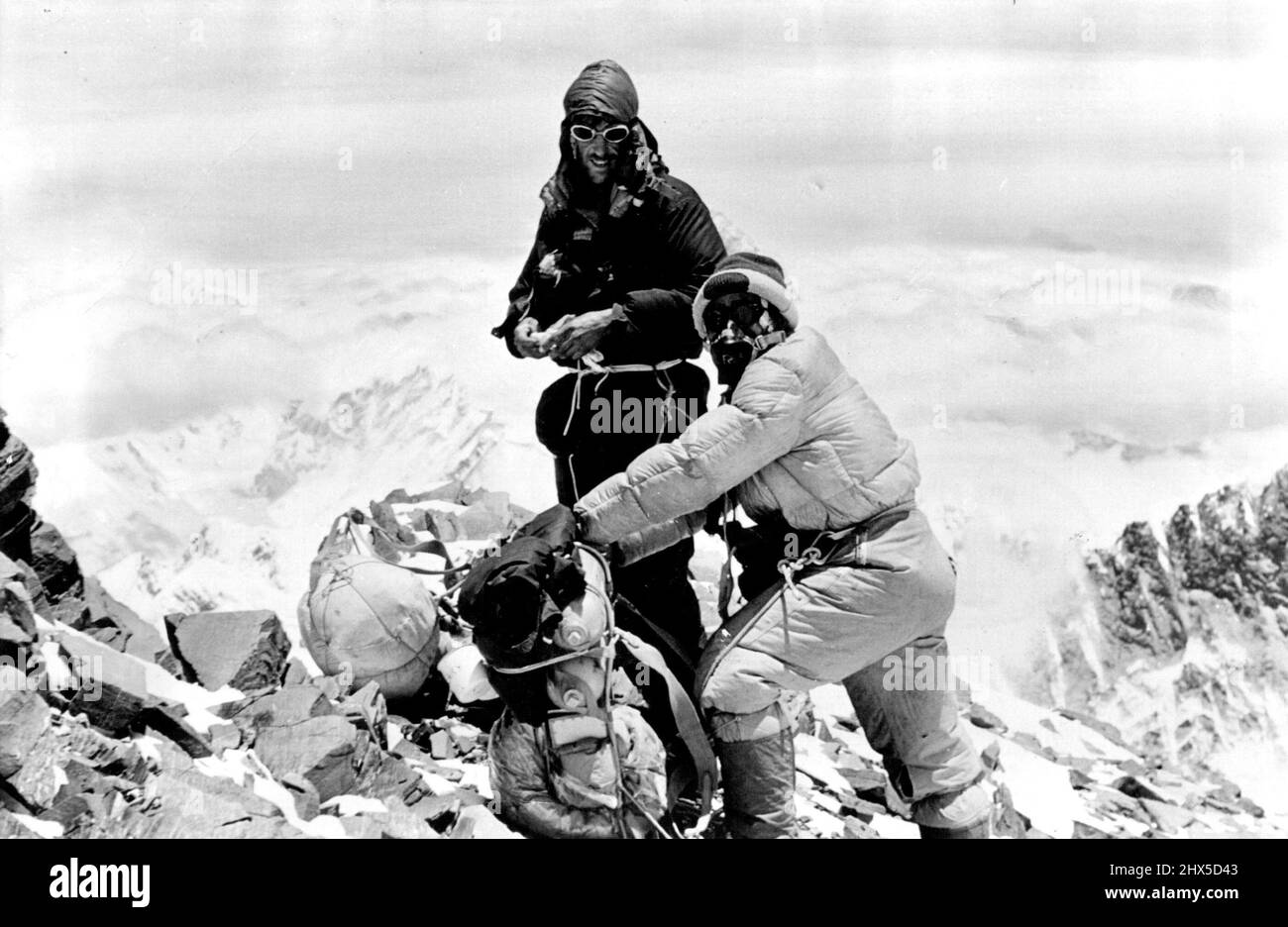 Questa foto di Hillary e Tensing, appoggiata sul col Sud durante la loro discesa, mostra le dimensioni dei pacchi che trasportavano. Giugno 29, 1953. Foto Stock