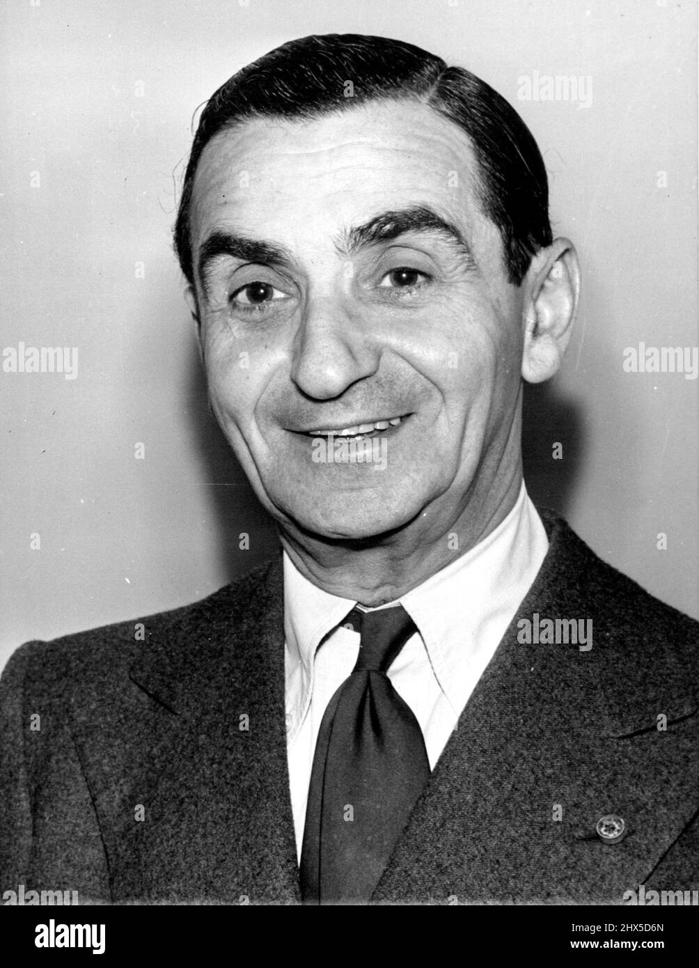 Irving Berlin -- Compositore - nato: Russia, 11 maggio 1888. Educed : le scuole pubbliche della città di New York soltanto per due anni. Portato negli Stati Uniti, 1893 compositore, 'Alexander's ragtime band', 'OH come odio alzarsi al mattino', 'What'll i Do, 'White Christmas', ecc Presidente, Irving Berlin, inc. Fotografato a New York City, 12 dicembre 1946. Gennaio 27, 1947. (Foto di Wide World Photos). Foto Stock