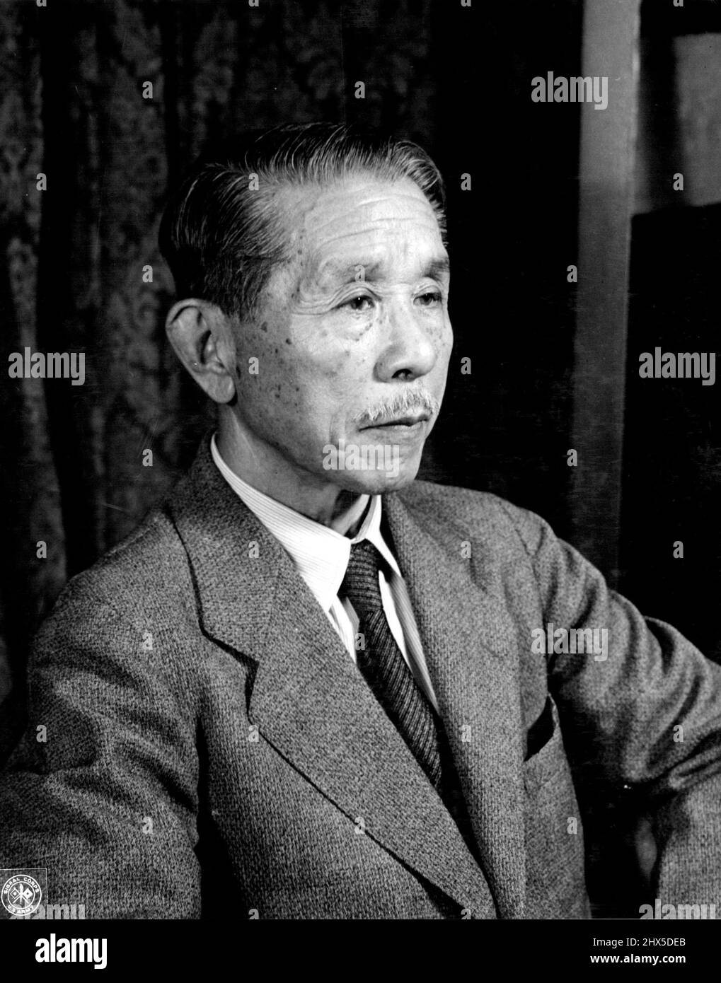 Presunti criminali di guerra giapponesi : Koki Hirota, primo Ministro dal marzo 1936 al febbraio 1937, e Ministro degli Esteri sotto Saito, Okarh e Konove, è uno dei 25 presunti criminali di guerra giapponesi più importanti in processo presso il tribunale militare internazionale per l'estremo Oriente a Tokyo, Giappone. Agosto 25, 1947. (Foto di Skinner, U.S. Army Signal Corps). Foto Stock
