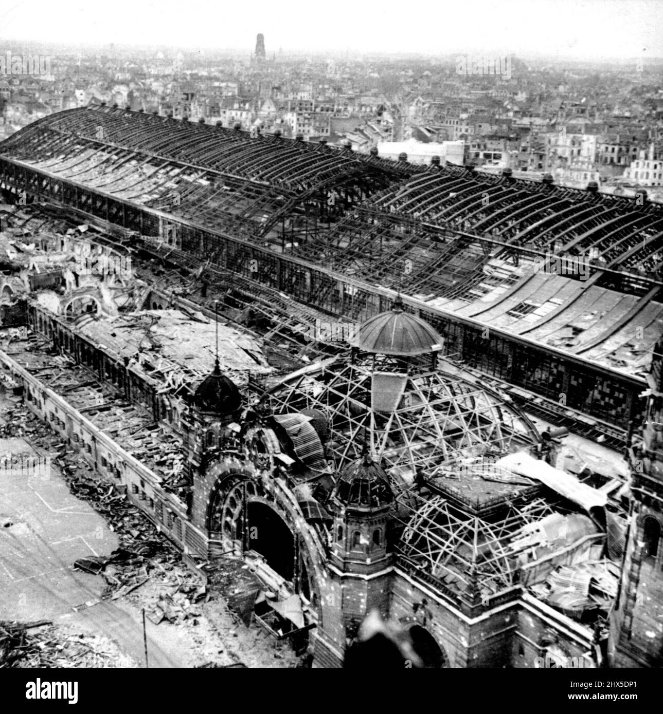 Stazione ferroviaria senza tetti di Colonia : praticamente tutto il tetto della stazione ferroviaria di Hauptbahnhof a Colonia, in Germania, è stato soffiato via da bombardamenti alleati prima che le truppe americane entrasse in città. Questa vista della stazione è stata fatta guardando verso nord dalla Cattedrale di Colonia. Marzo 15, 1945. (Foto di stampa associata). Foto Stock