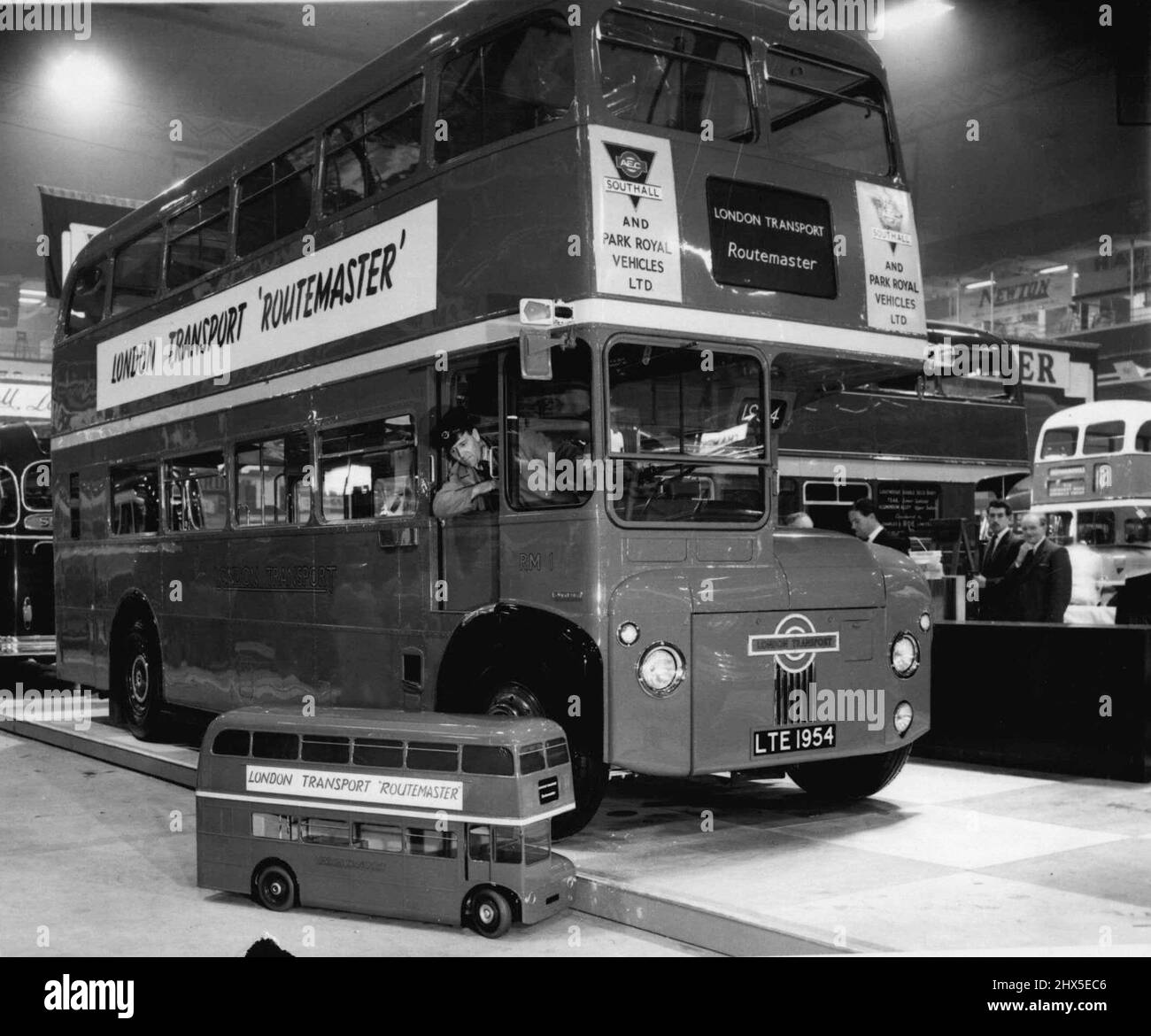 London's 'Bus of the Future' -- il prototipo del 'Bus of the Future' leggero di Londra è visto al salone commerciale che apre a earls Court, Londra, domani SETP. 24. L'autobus, che sarà chiamato "London transport routemaster", porterà altri otto passeggeri, ma pesa meno di quelli attualmente in uso. Non era un telaio nel senso usuale e tutte le sollecitazioni sono portate da un nuovo tipo di struttura del corpo in lega leggera di alluminio ad alta resistenza. Essa avrà 64 posti a sedere rispetto agli attuali 56 passeggeri. Sarà largo 8 piedi come contro lo standard 7 piedi 6 pollici e un piede lo Foto Stock