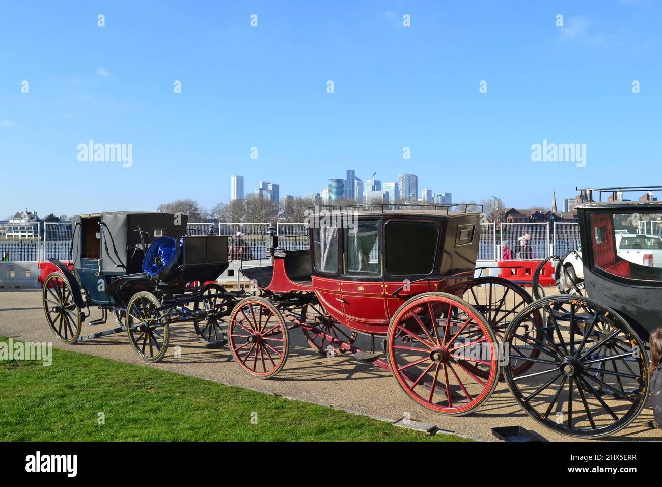 Allenatori e cart da utilizzare sul set per il film di Ridley Scott su Napoleone in parte girato al Greenwich Old Royal Naval College Foto Stock