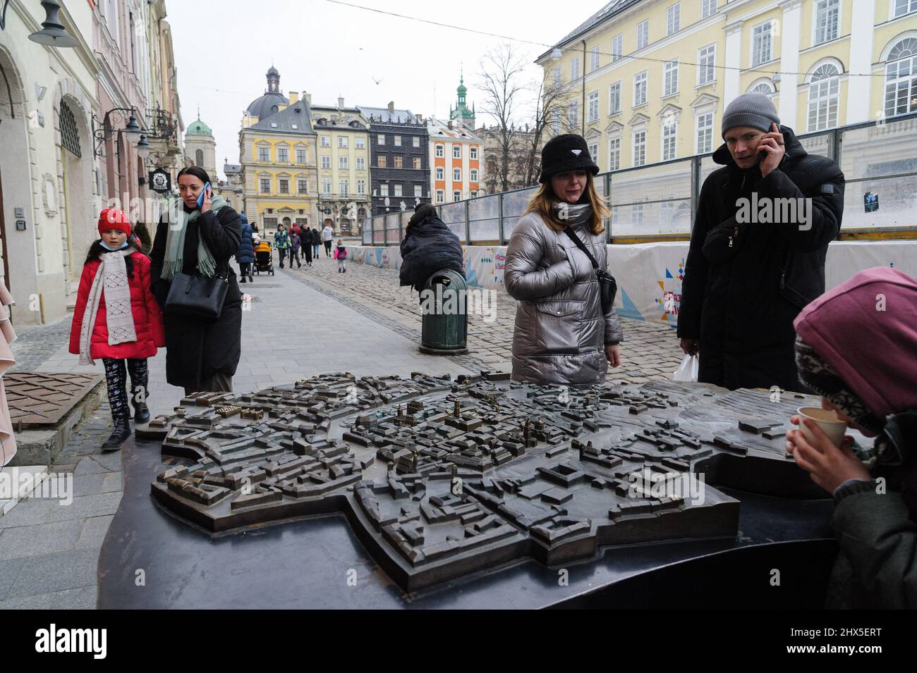 La gente guarda una mappa di Lviv. Foto Stock