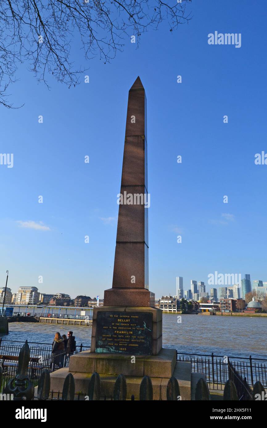 Un obelisco commemorativo di granito, svelato nel 1855, in memoria dell'esploratore Joseph Rene Bellot che morì nell'Artico 1853 in cerca di HMS Erebus e Terror Foto Stock