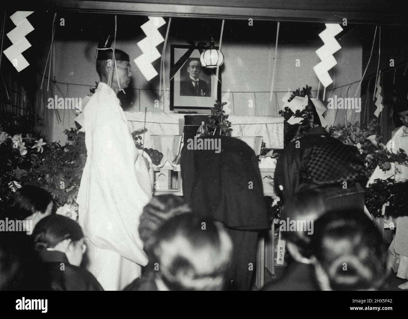 Kano soccombe alla polmonite - il servizio commemorativo tiene sotto i riti dello Shinto, davanti alla bara. Il professor Jigoro Kano, di Judo e membro del Comitato Olimpico Internazionale, è morto il 4th mattina a bordo del Nippon Yusen Kaisha Liner Hikawe Neru, che doveva essere a Yokohama 6th da Seattle. All'arrivo della bara si tenne un servizio commemorativo presso la residenza di Kono. Maggio 6, 1938. (Foto del Domain News Photos Service). Foto Stock