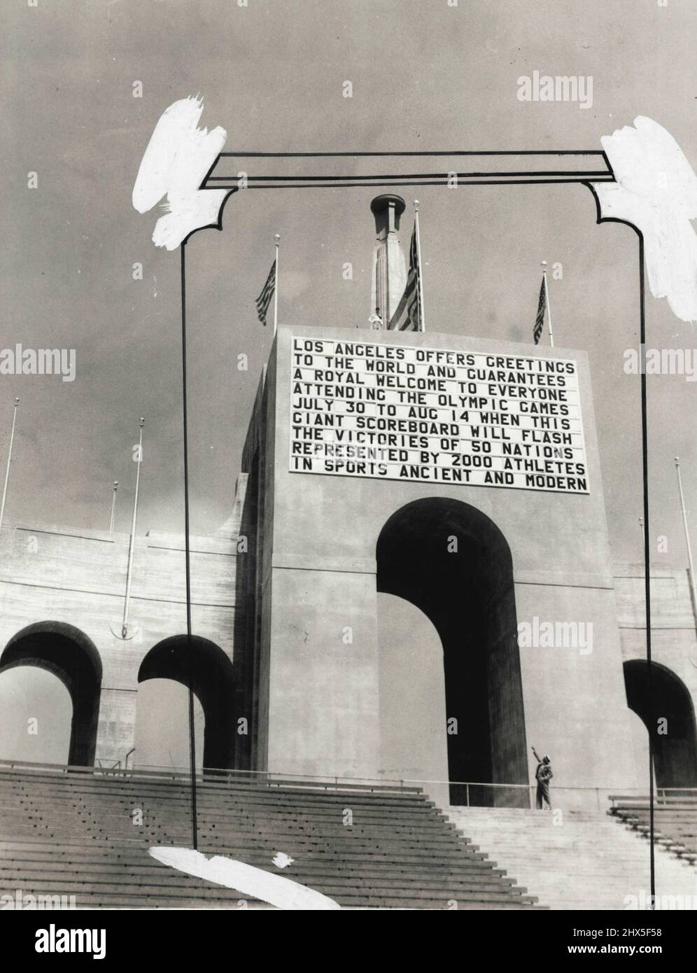 Olympic Scoreboard flash Benvenuto: Il grande Scoreboard da utilizzare nello Stadio Olimpico di Los Angeles, California, durante i Giochi internazionali dal 30 luglio al 14 agosto, ha lanciato il suo primo messaggio il 22 giugno, quando ha inviato un benvenuto al mondo per partecipare ai Giochi. Dieci uomini saranno tenuti ad azionare il tabellone che è 43 piedi attraverso e 22 piedi di profondità. Il palo di bandiera centrale sopra porterà la bandiera della nazione che vincerà l'evento registrato in cima alla tavola, con la bandiera del paese che si posiziona secondo a sinistra, e la bandiera del paese che mette terzo a destra. Giugno 24, 1932. (Foto di Foto Stock