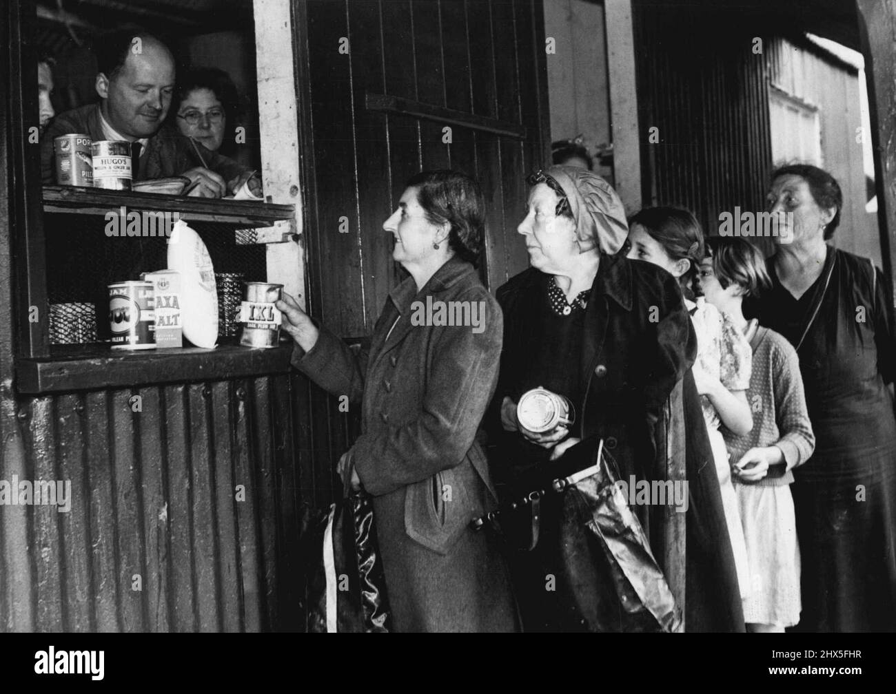 Hop Pickers alla Whittbreads Hop Farm -- Queuing per i generi alimentari in uno dei negozi del campo. Marzo 24, 1946. (Foto di Fox Photos). Foto Stock