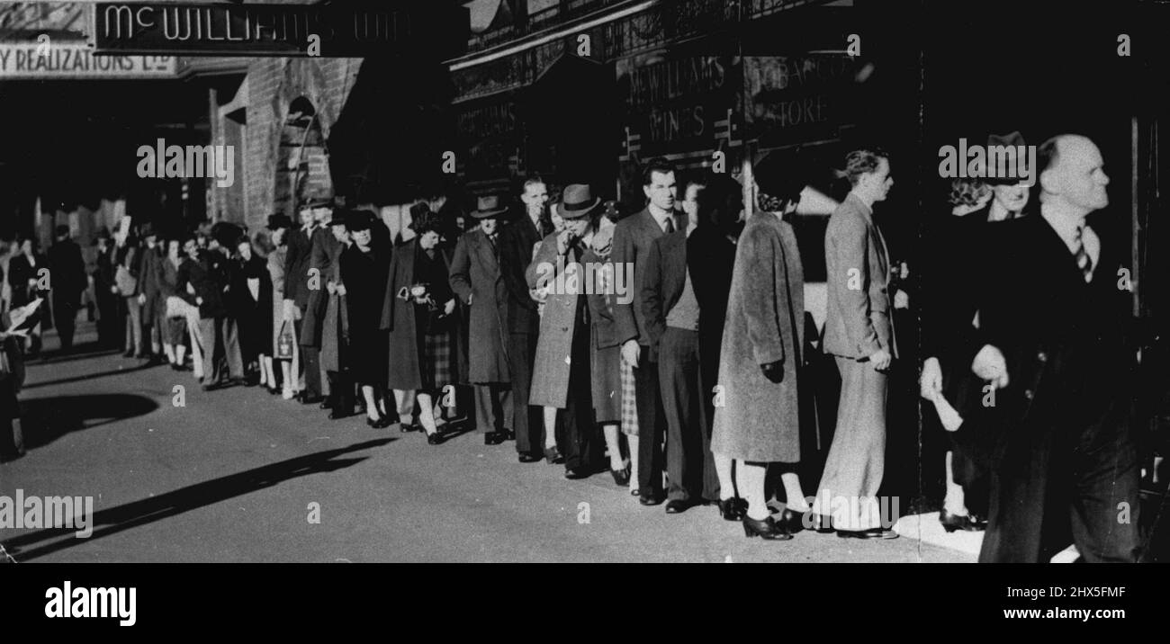 In piedi nella coda di razione per sigarette e tabacco al chiosco Hyde Park Tobacco in Elizabeth Street, Sydney. Giugno 18, 1946. (Foto di Fairfax Media). Foto Stock