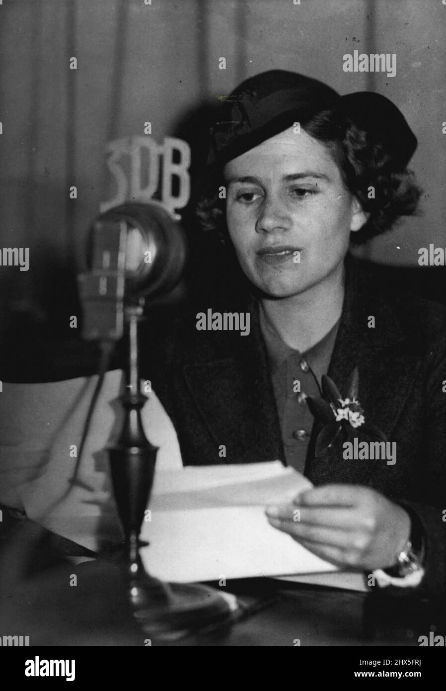 La sig.na J. Barrel trasmette una lezione di geografia ai bambini da Melbourne. Agosto 2, 1937. Foto Stock