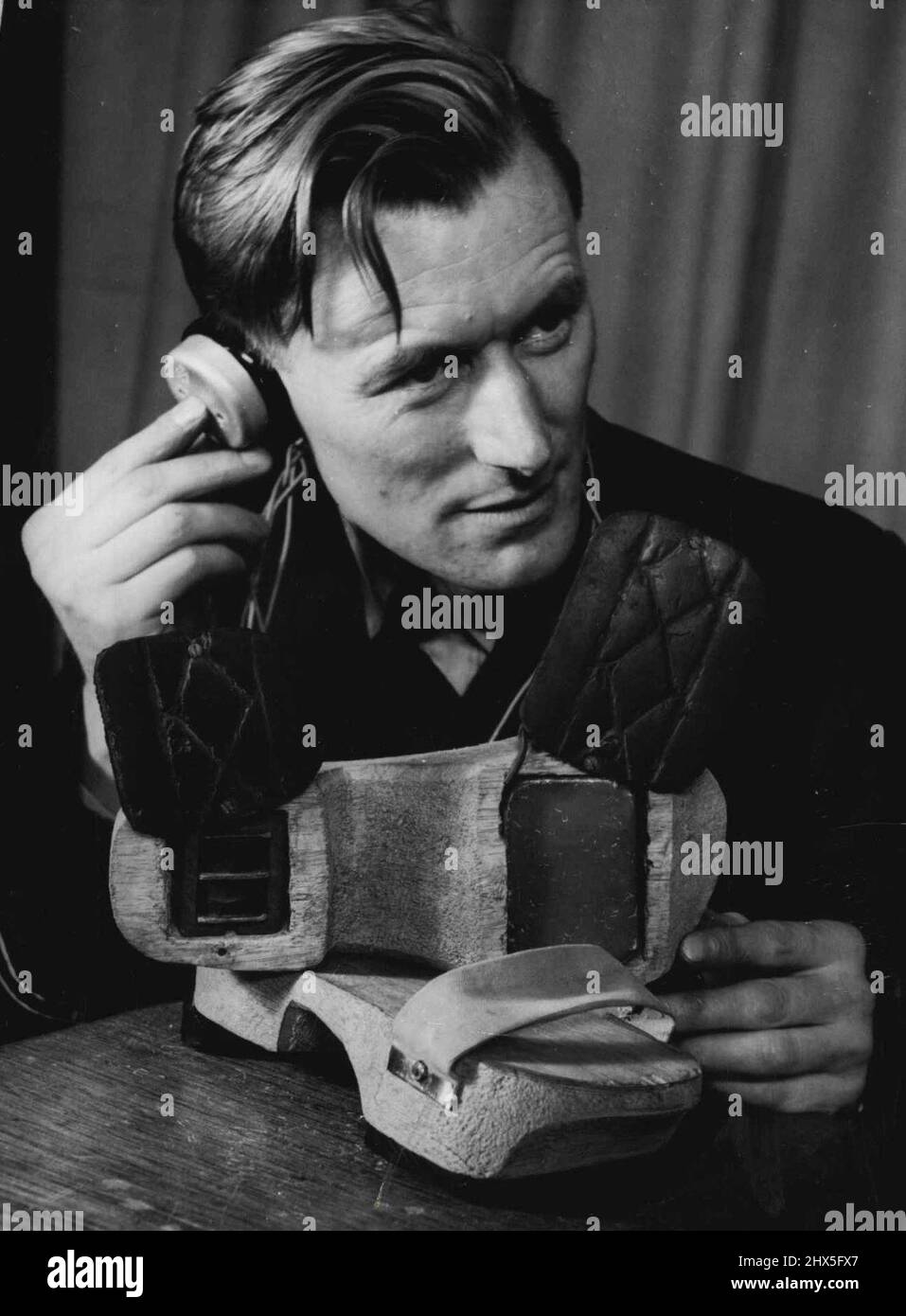 Ingegnoso - questo set di ricezione radio utilizzato da POW in Giappone è in mostra nella fiera Air Force Week di Melbourne. Le parti vitali sono state nascoste in zoccoli di legno di un'aviatore. Maggio 27, 1948. Foto Stock