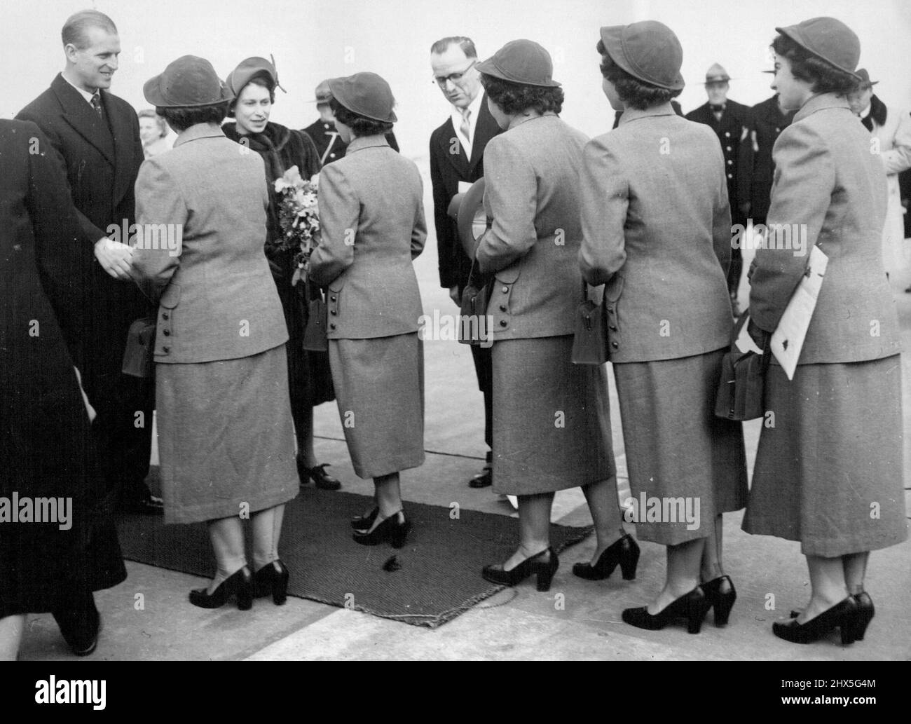 La principessa incontra i Dionne Quintuplets -- prima che la principessa Elisabetta partì per il suo tour canadese con H.R.H. il duca di Edimburgo, esprimeva il desiderio di incontrare i Dionne Quins. Qui le Dionne Quins, ora di 17 anni, sono visti salutare la Principessa e suo marito a North Bay, Ontario. Marie, Annette, Cecile, Emile, e Yvonne Dionne Curtsied con grazia mentre sono stati presentati. Sono tutti vestiti in modo simile in nuovi costumi di flanella grigio. Ottobre 31, 1951. (Foto di Paul Popper). Foto Stock