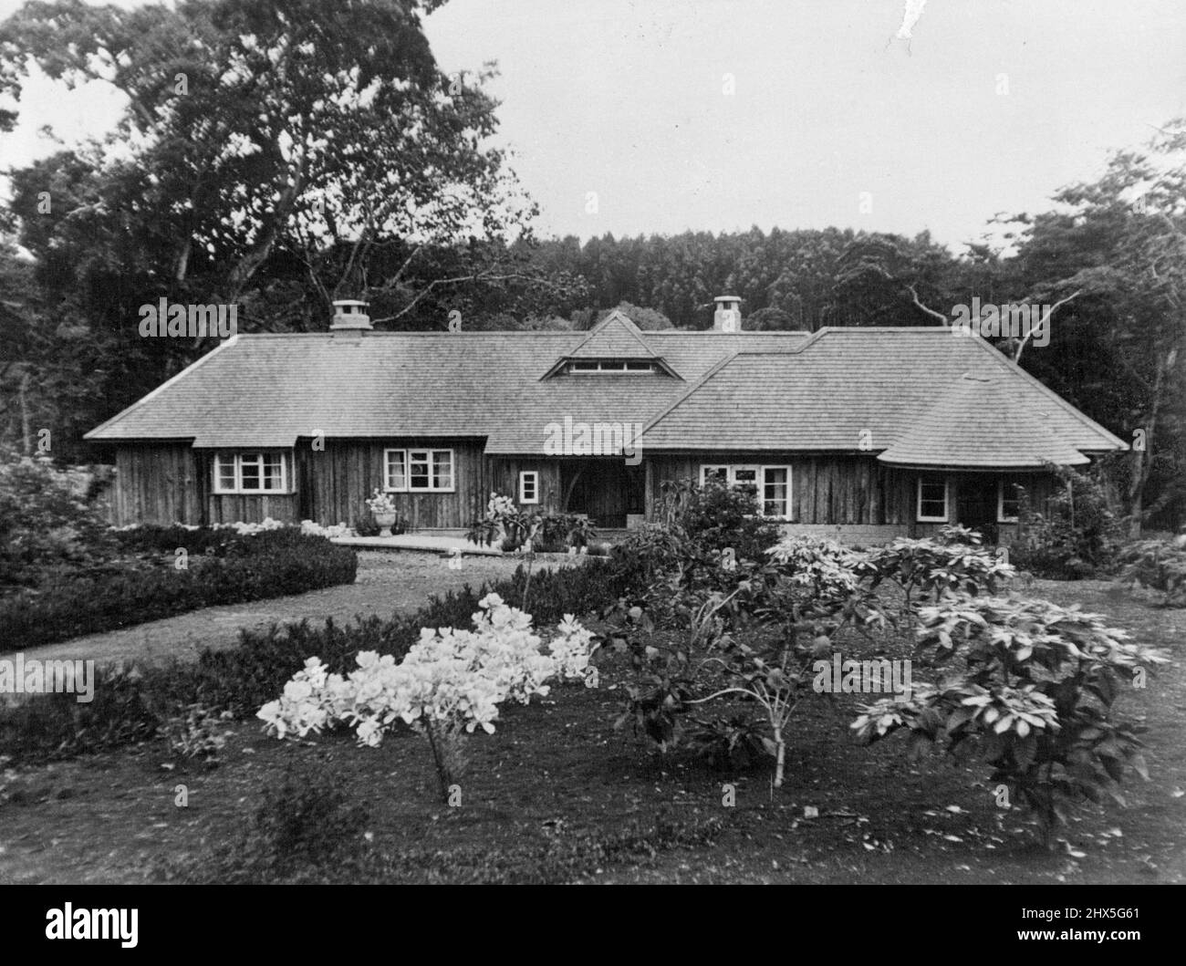 Per il prossimo tour della principessa -- Downes sulla loro strada per l'Australia e la Nuova Zelanda all'inizio del prossimo anno, la principessa Elisabetta ed il duca di Edimburgo sono per trascorrere alcuni giorni in Kenya, dove soggiorneranno al Lodge vicino a Nyeri che è stato presentato loro come un regalo di nozze. Si trova a circa quattro ore di auto da Nairobi ed è in una splendida cornice con un ruscello di trote nelle vicinanze. Questa è la prima foto del Royal Lodge vicino a Nyeri, Kenya, dove la coppia reale rimarrà. Novembre 20, 1951. Foto Stock