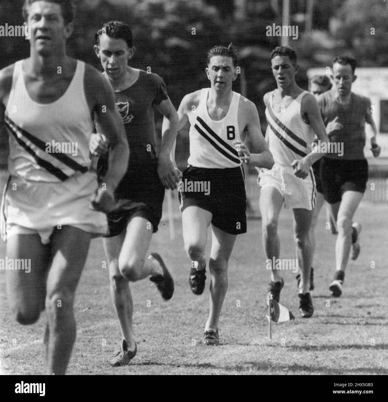 Concorso nell'evento Smile al meeting Rushcutters Bay Athletics. Novembre 16, 1940. (Foto di Robert Eric Bay Donaldson/Fairfax Media). Foto Stock