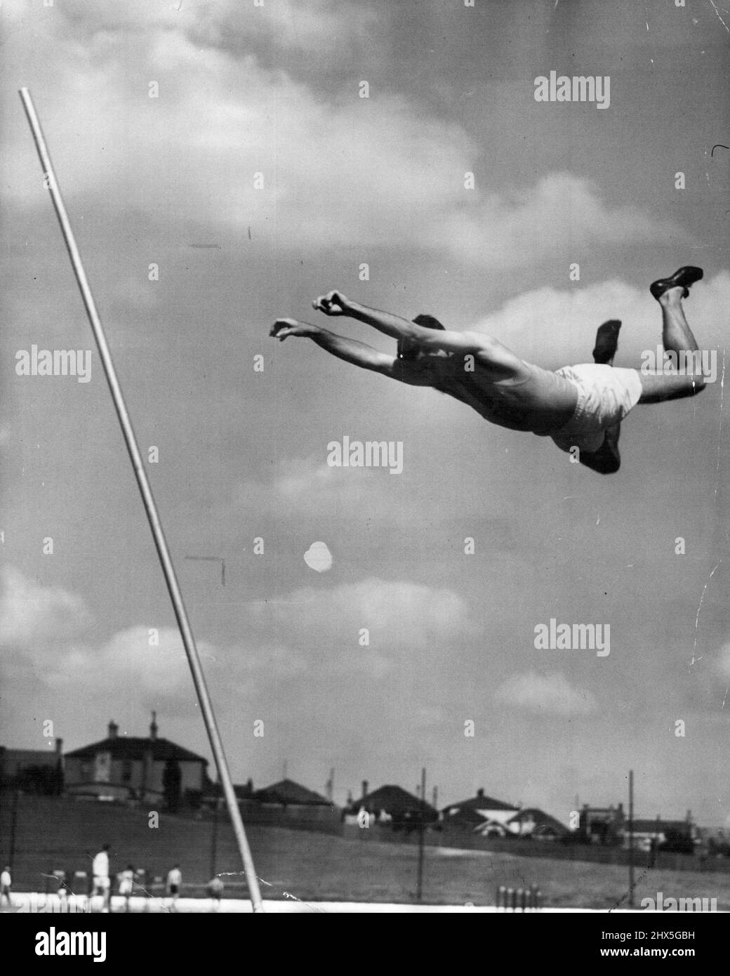 Pole Vaulting è un'arte e Mullins ha una buona tecnica. È nel volo superiore, ma non abbastanza un campione. Catturato in aria nel salto, passo e salto. Maggio 31, 1948. Foto Stock