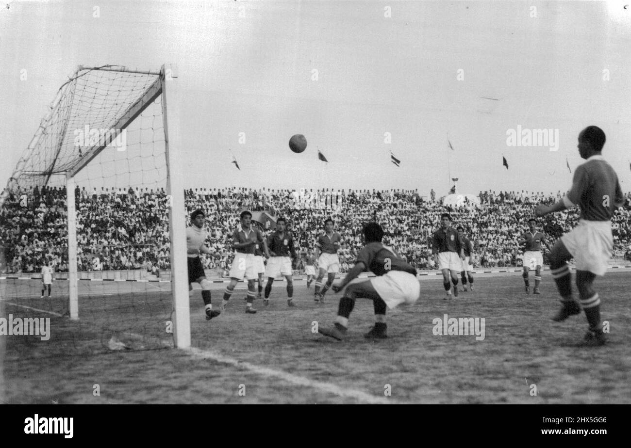 Un momento teso durante il gioco del piede-sfera. I primi Giochi Asiatici - 1951 sono stati continuati allo Stadio Nazionale di Nuova Delhi, il 8 marzo. Nel rifare la semifinale della palla a piedi tra Iran e Giappone, l’Iran ha vinto contro Giappone da tre gol a due. Marzo 09, 1951. Foto Stock