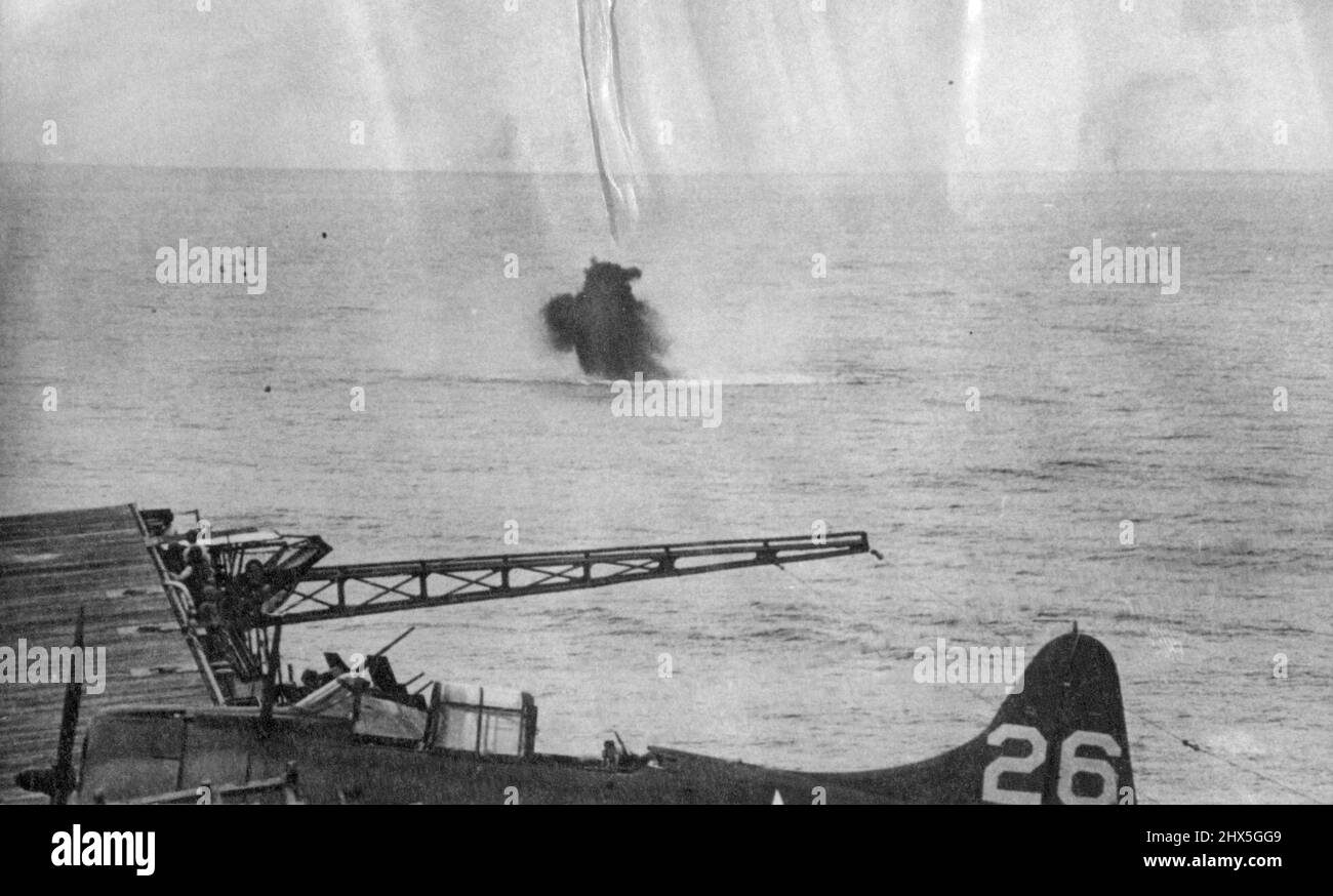 Jap Dive Bomber si schianta in mare, ***** - Una macchia nera di fiamma e fumo segna la fine di un Jap Dive Bomber, uno di una forza di aerei nemici che tentarono senza successo di distruggere l'attacco del 11 novembre a Rabaul, roccaforte Jap sulla New Britain, da parte di aerei statunitensi con base di carrier. Novembre 26, 1943. (Foto di stampa associata). Foto Stock