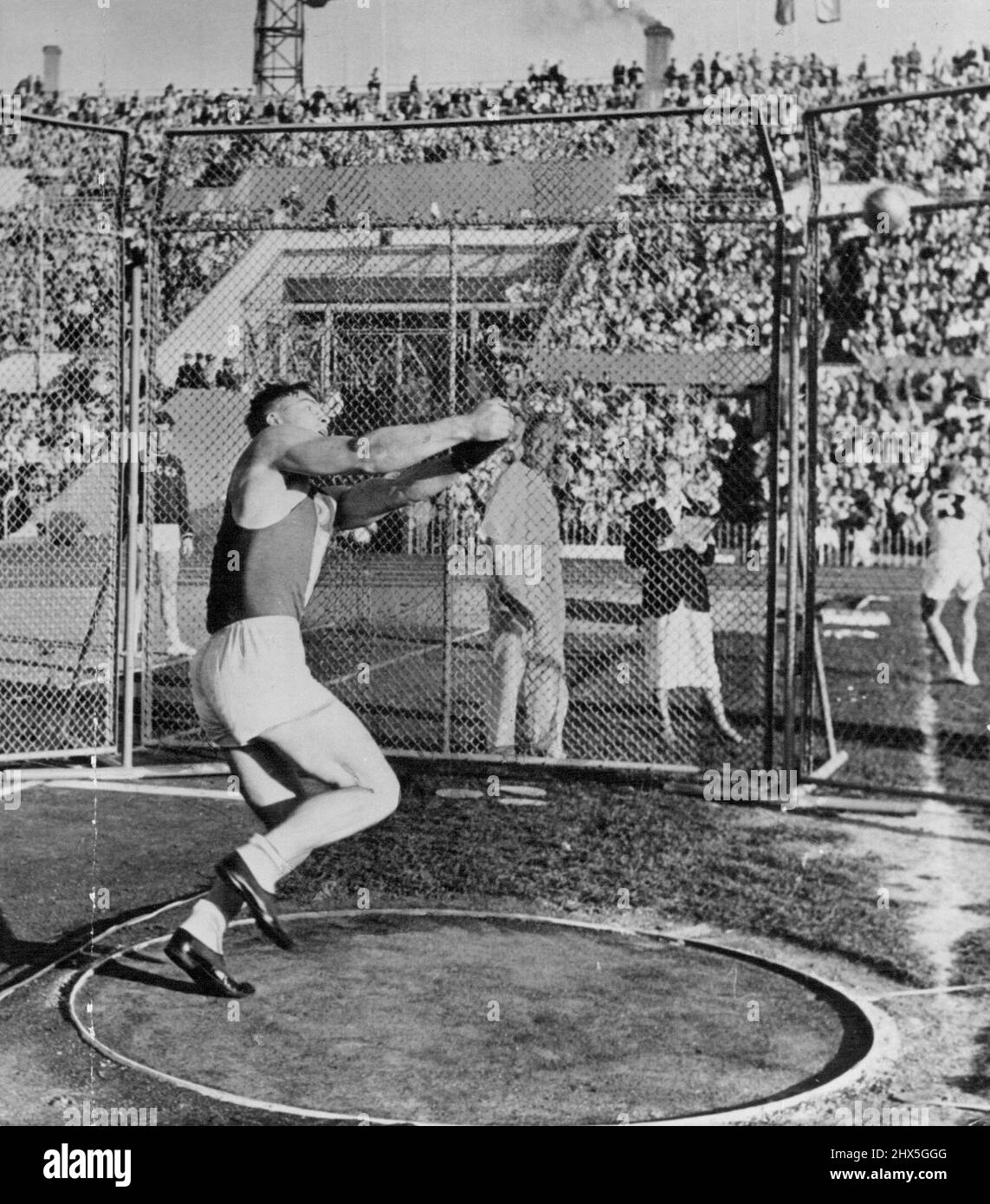 Sportivi sovietici: M. Krivonosov. Porta record mondiale, lanciando il  martello, con una distanza di 207 piedi 9¾ poll. Si prevede che competerà  nei Giochi Olimpici di Melbourne del 1956. Ottobre 14, 1955. (