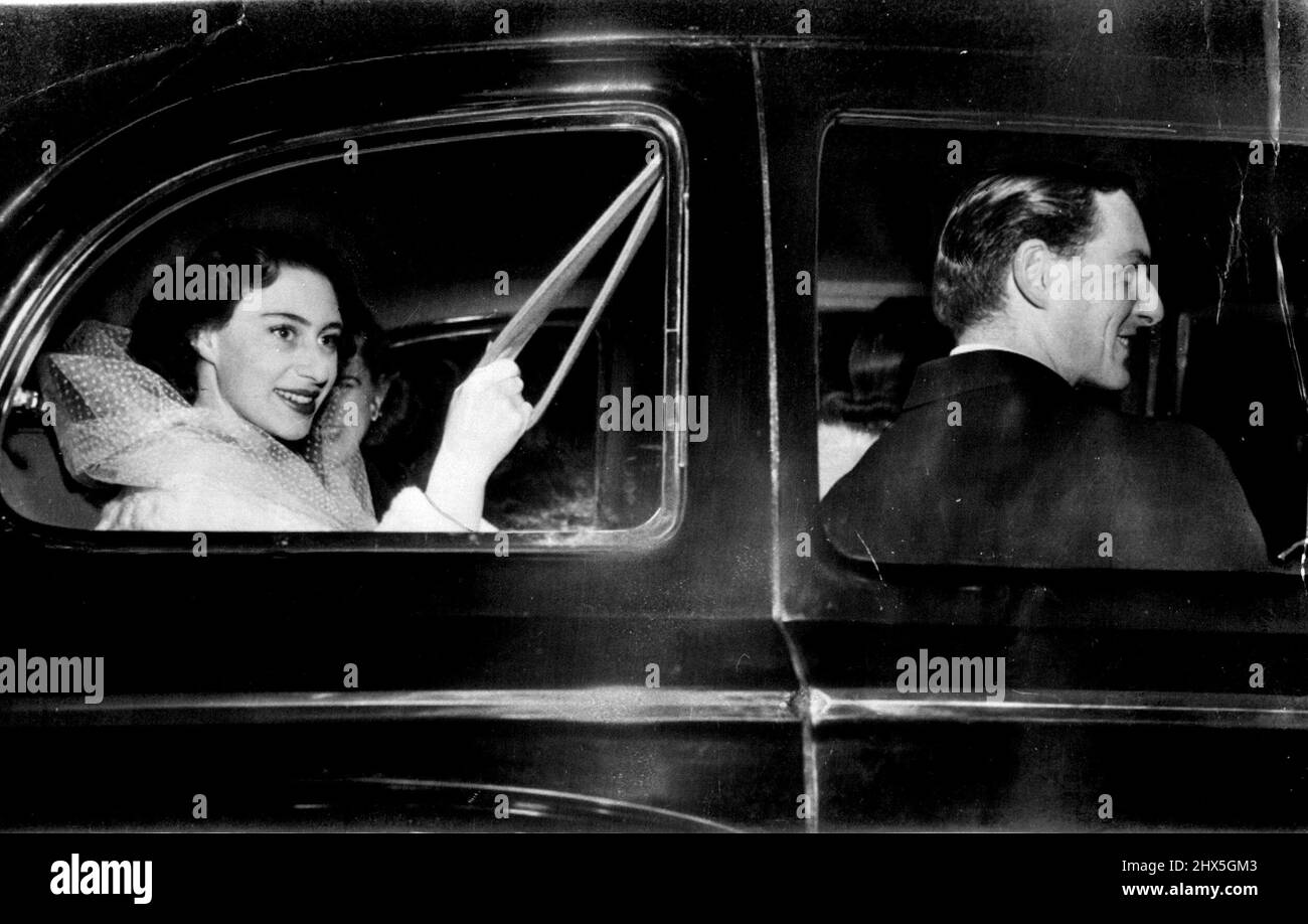 Party goers -- la principessa Margaret e la sua scorta, Lord Plunkett, sono di umore sorridente in questa foto fatta nel novembre del 1951, come hanno lasciato l'ambasciata britannica a Parigi in rotta per una festa nella casa Chantilly di Sir Duff Cooper e Lady Diana Cooper, ieri Lord Plunkett, Alto e bello capitano delle Guardie Irlandesi, è venuto a Sandringham come ospite della casa della principessa Margaret e di sua madre al Lodge.The reale 30-year-old Lord Plunkett è stato la scorta frequente di Margaret al West End feste teatrali a Londra. Gennaio 9, 1954. (Foto di AP Wirephoto). Foto Stock