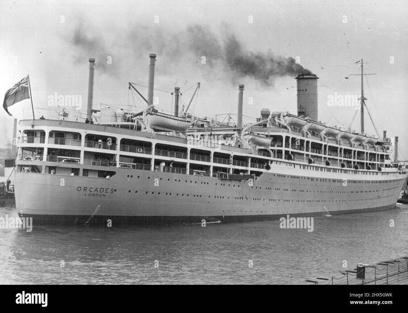 La nave di linea di New Orient 'Orcades' (23.500 tonnellate - nave gemella all'Orion') lascia Tilbury per Southampton durante il suo primo viaggio - una crociera al Mediterraneo. Lasciando Tilbury Docks. Agosto 21, 1937. (Foto di Sport & General Press Agency, Limited). Foto Stock