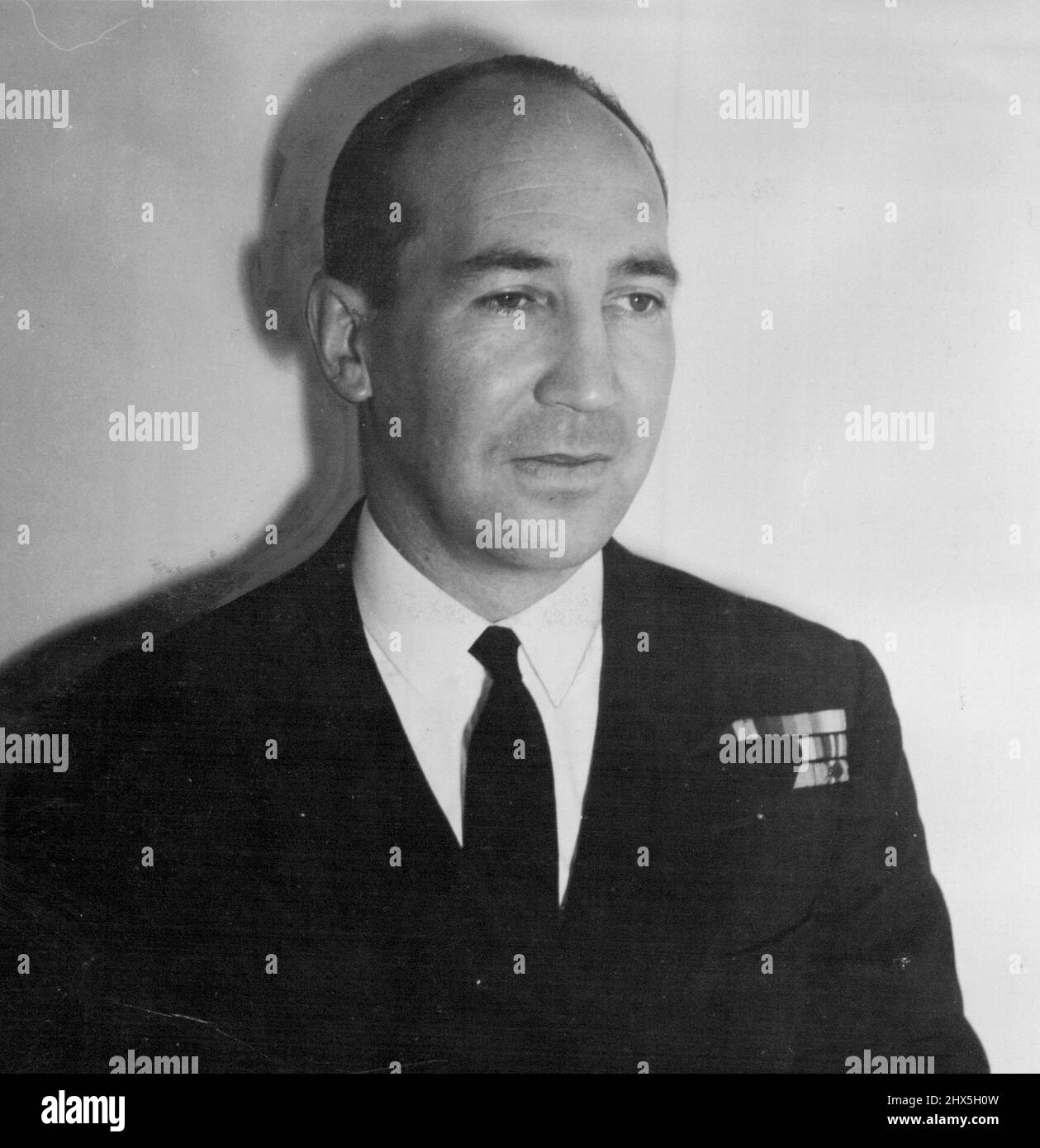 Comandante V.A.T. Smith, D.S.C., R.A.N., che è stato ufficiale del personale navale (Air) presso l'Australia House di Londra, per due anni, tornerà in Australia all'inizio del prossimo anno per assumere la nomina di dirigente del vettore aereo H.M.A.S. Sydney. Il Comandante Smith era strettamente associato alla pianificazione iniziale dell'aviazione navale nella Royal Australian Navy e prima di andare in Inghilterra nel novembre 1947, era direttore dell'organizzazione e della formazione dell'aria navale presso l'Ufficio della Marina di Melbourne. Novembre 24, 1949. Foto Stock