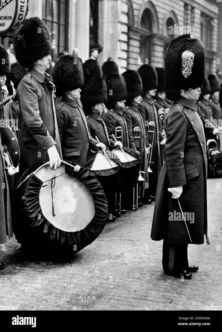 Drapped Drums of He Guards at proclama Ceremony i guardiani irlandesi che drapped i tamburi erano al Temple Bar quando la proclamazione dell'adesione della regina Elisabetta II è stata letta lì da Portcullis Pursuivant-of-Arms (il Maestro di Sinclair). Nella foto è 6 piedi. 7 in Sergente delle Guardie Irlandesi, l'uomo più alto del reggimento. Febbraio 8, 1952. (Foto di Fox Photos). Foto Stock