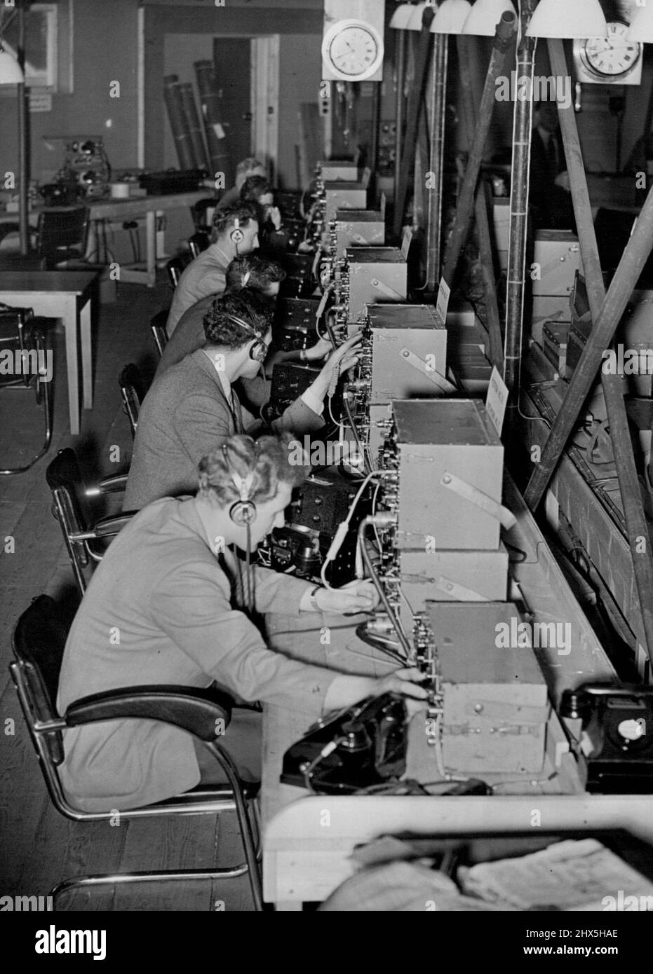 Il Nerve Centre for Coronation Sound Broadcast. Una sezione del controllo sonoro con tecnici che controllano la qualità delle trasmissioni provenienti da varie sezioni del percorso dell'incoronazione nell'edificio temporaneo di B. In un grande edificio in legno nel centro di Trafalgar Square, il controllo sonoro di due linee domestiche e 27 straniere sarà trattato dal B.B.C. il giorno dell'incoronazione. Maggio 28, 1953. (Foto di Fox Photos). Foto Stock
