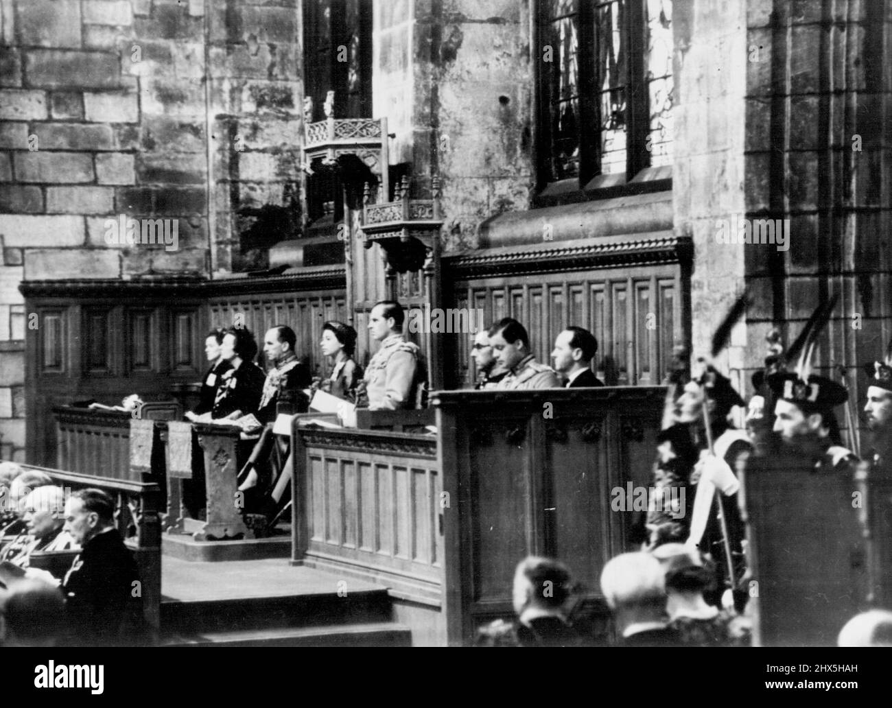 Un altro 'giorno dell'incoronazione' per la Scozia sua Maestà la Regina seduta nella Pew reale della Cattedrale di St. Giles. Il Duca di Edimburgo siede accanto a lei nella sua uniforme del Maresciallo di campo... Ora, tre settimane dopo l'incoronazione è di nuovo la "settimana dell'incoronazione” in Scozia. Oggi la Regina e il Duca di Edimburgo, che era in uniforme di Field Marshal con un cappello di plumed, sono andati al servizio nazionale di ringraziamento e dedizione nella Cattedrale di Saint Giles - la Hugh Kirk di Edimburgo. Giugno 24, 1953. (Foto di Paul Popper). Foto Stock