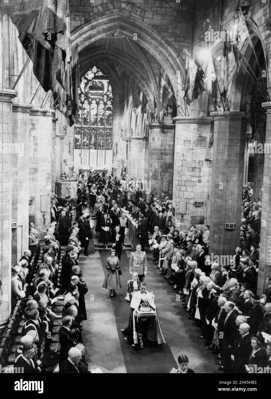 La Regina nella cattedrale di St. Giles. L'antica Corona di Scozia è portata su un cuscino che precede la Regina e il Duca di Edimburgo nella Cattedrale di St. Giles durante il Servizio Nazionale di ringraziamento. La Regina e il Duca stanno attualmente facendo una visita di Stato in Scozia. Giugno 25, 1953. (Foto di Planet News Ltd.). Foto Stock