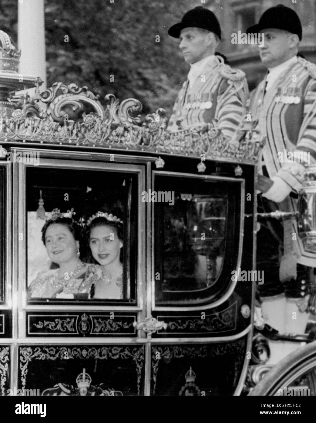 Queen Mother e Princess Drive per Abbey. La Regina Elisabetta la Regina Madre, con la Principessa Margaret, guida lungo Northumberland Avenue in Glass Coach fino all'Abbazia di Westminster per la cerimonia dell'incoronazione. Giugno 2, 1953. (Foto di United Press Photo). Foto Stock