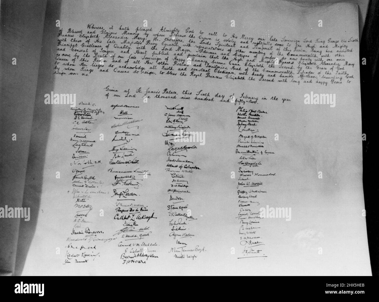 Proclamazione dell'adesione - l'originale. Questo è l'originale annuncio manoscritto dell'adesione della Regina Elisabetta, la seconda copia stampata della quale sono state lette in varie parti di Londra fino ad oggi (venerdì). Questo originale è raffigurato presso la House of Lords di Londra. È firmato da "i Signori spirituali e temporali di questo regno, essendo qui assistiti con questi del Consiglio Privy di sua tarda Maestà, con i rappresentanti di altri membri del Commonwealth, con altri signori principali della qualità, con il Signore Sindaco, Aldermen e cittadini di Londra...". Nell'originale le firme erano Foto Stock