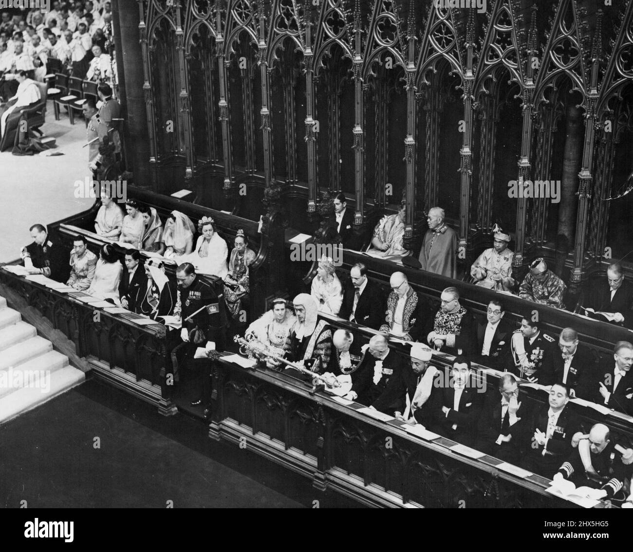 Il servizio di incoronazione -- la Regina Elisabetta II è stata incoronata oggi nell'Abbazia di Westminster. Gli ospiti dell'Abbazia. Giugno 02, 1953. (Foto di Associated Newspaper). Foto Stock