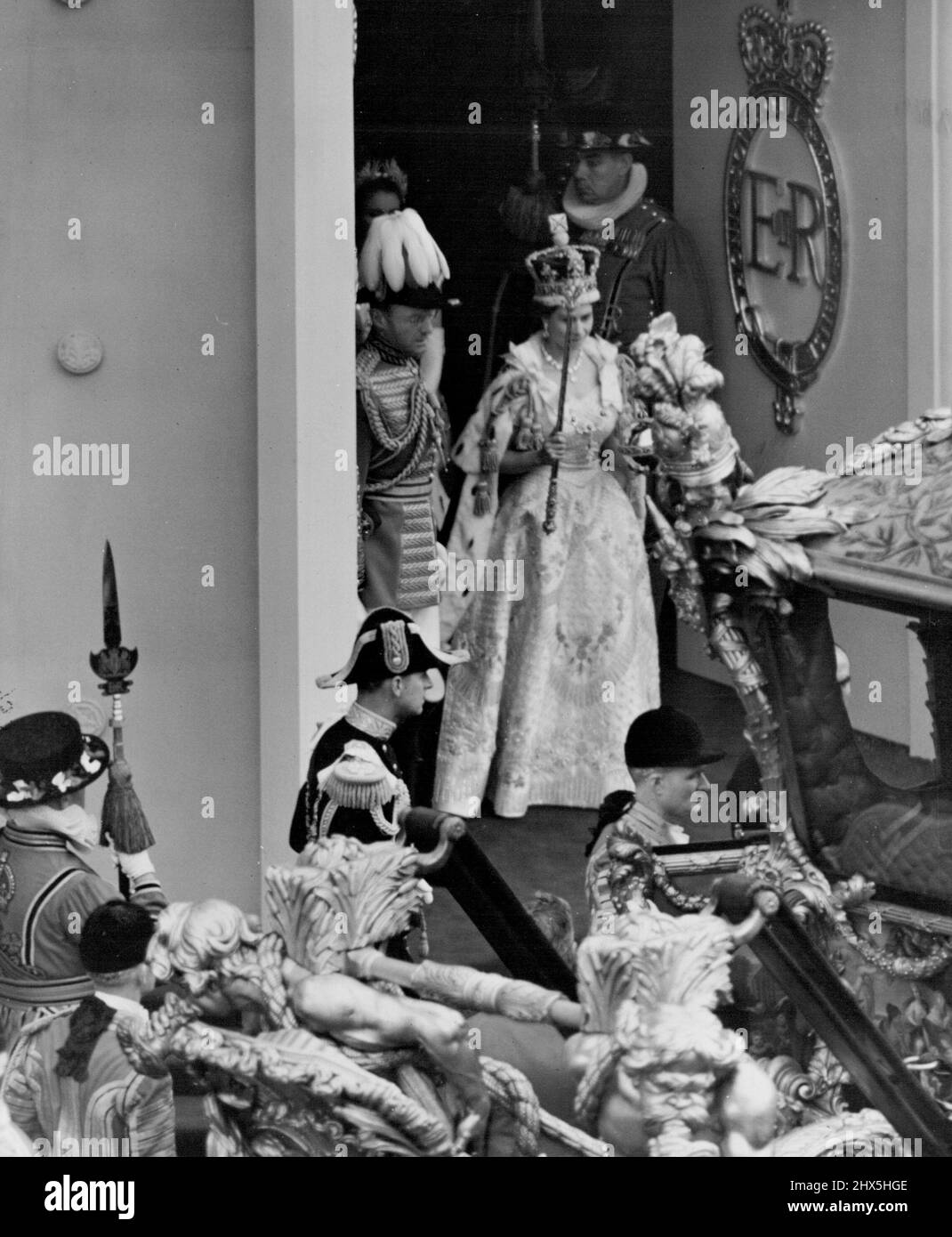 La Regina, arrayed nel suo state Robe di velluto viola e indossando la Corona Imperiale lasciando l'abbazia di Westminster dopo il Servizio di Coronazione. Giugno 02, 1953. (Foto di Daily Mirror). Foto Stock