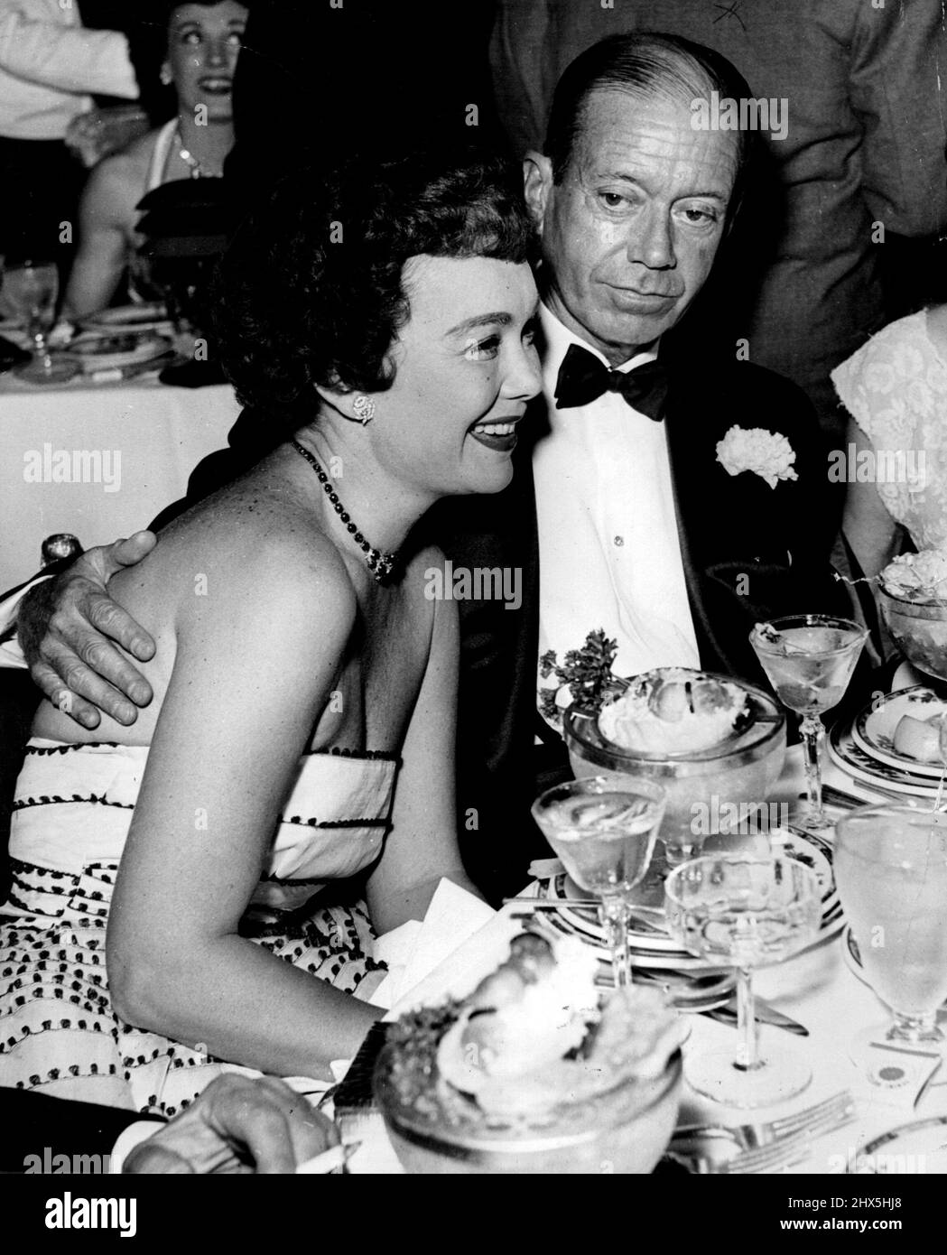 Cole Porter, compositore di oltre 300 canzoni, morto venerdì, è stato uno dei più debonair playboys del mondo occidentale. Cole Porter cena con l'attrice Jane Wyman a New York. Negli anni venti tenne una villa in Baviera, un palazzo a Venezia, un appartamento a Londra, una casa a Parigi e gettò le feste più favolose d'Europa. A Venezia assunse un'intera compagnia di balletti per ballare di nuovo uno sfondo ***** Sono altrettanto eleganti e precisi e il cibo ben servito, e Cole indossa sempre il suo consueto boutonniere, un garofano bianco. 'Non importa che cosa accade questo senso di bellezza è Foto Stock