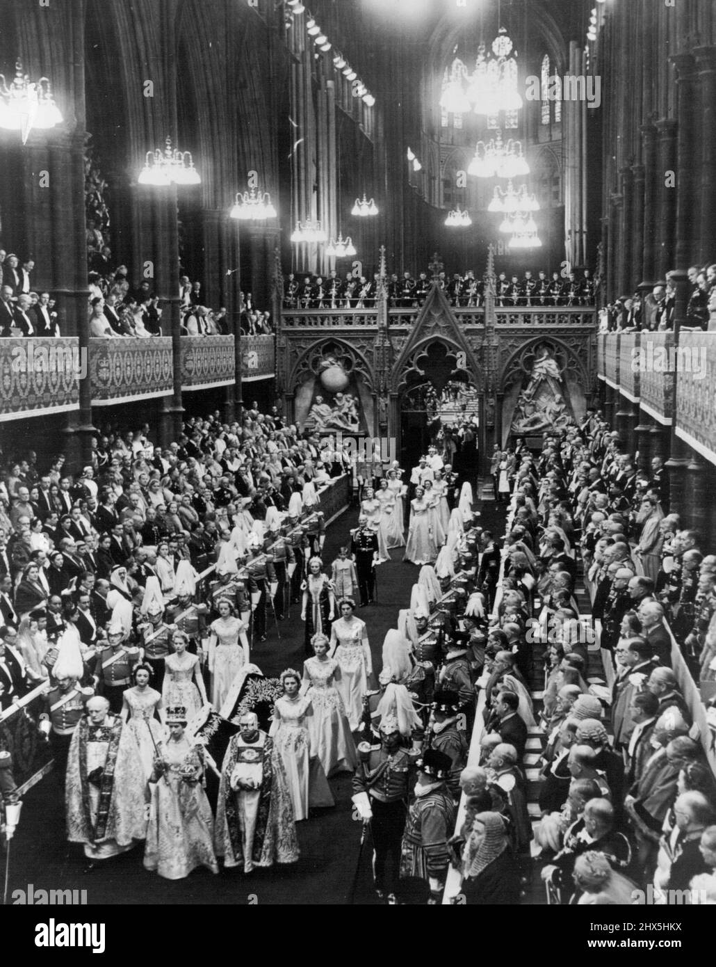 Le fasi di fioritura del servizio Abbey. La regina, con la corona imperiale, che porta nella sua destra lo scettro con la croce e nella sua sinistra l'orb, cammina nella processione verso la porta Ovest. Giugno 02, 1953. (Foto di Daily Mirror) Foto Stock