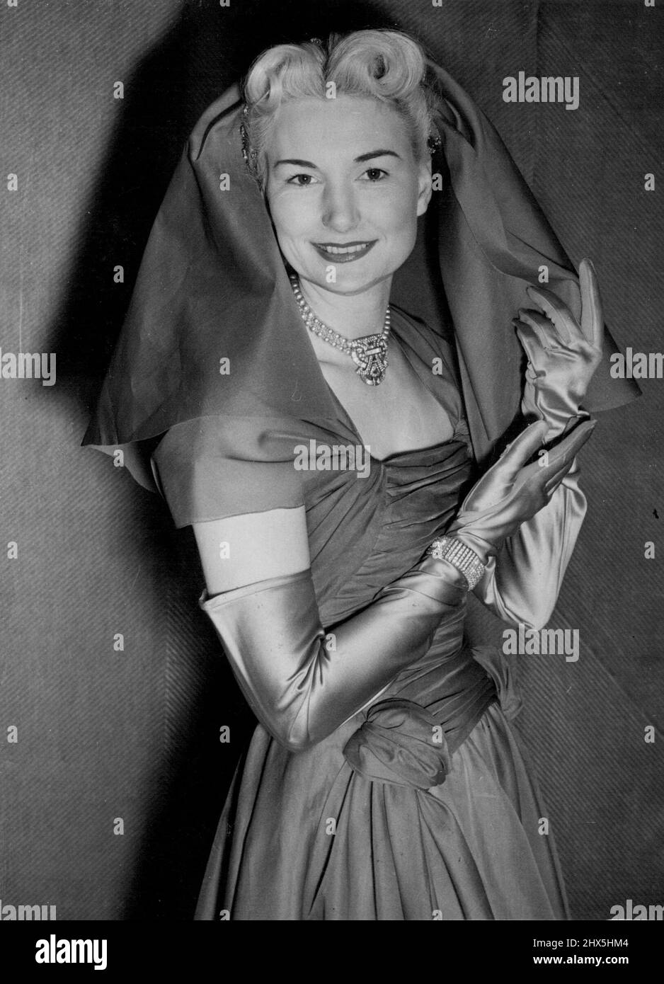 Questo Organza coif, da indossare con un abito pomeridiano o serale, cade dalla corona della testa alle spalle e non copre il viso. Gennaio 11, 1953. (Foto di Planet News Ltd.). Foto Stock