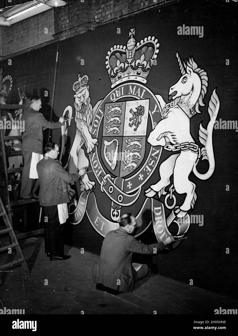 Incoronazione Arte dei tre Fratelli -- i fratelli bianchi si combinano per produrre questa bella decorazione, per essere parte del pezzo centrale sul St. Pancras, Londra, Municipio durante le celebrazioni dell'incoronazione. I fratelli George (a sinistra), Bert (al centro) e Frank sono al lavoro nel deposito di Borough Engineer e Surveyor a Bartholomew Road, Kentish Town, dove stanno contribuendo a produrre tutte le decorazioni dell'incoronazione del quartiere. Normalmente, i fratelli sono impegnati nella ristrutturazione e riparazione di carretti parapolvere, altri veicoli di quartiere, lampioni e segnaletica stradale. Febbraio 13, 1953. (Foto di Reuterphoto). Foto Stock