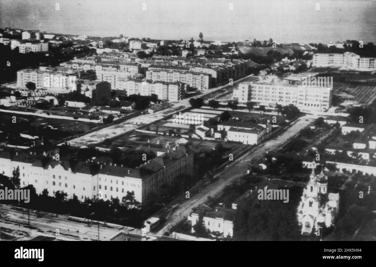 Cade a Russi, Berlino dice -- questa è una vista aerea di una sezione del porto del Mar Nero di Odessa, che Berlino ha annunciato oggi è stato evacuato dai tedeschi. Una sezione di case di appartamenti costruite poco prima della guerra. Aprile 10, 1944. (Foto di AP Wirephoto). Foto Stock