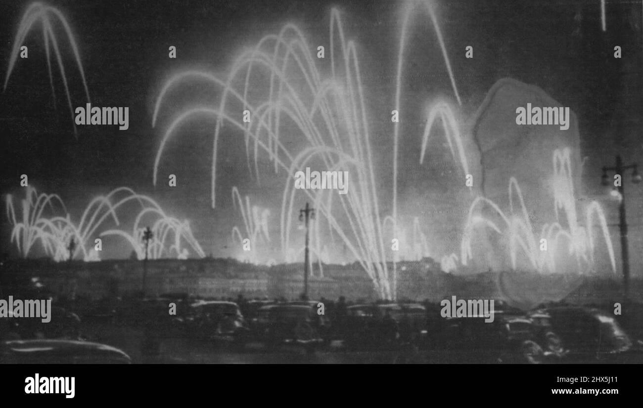 Mosca saluta Kiev Capture -- Mosca saluta le unità dell'esercito russo che catturarono Kiev dalle forze tedesche. Questa foto è stata ricevuta a New York da radio di Mosca dal 1 novembre. Ottobre 11, 1943. (Foto di stampa associata). Foto Stock
