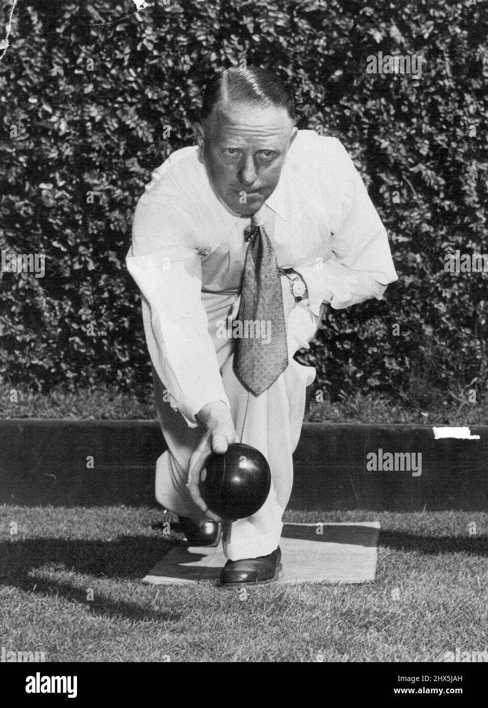Il bowling sui piedi è un difetto del giocatore che trascura di affrontare il green desiderato. Questo lo induce a uscire con il piede sinistro girato lontano dal verde per essere preso, forzandolo a oscillare la ciotola attraverso i suoi piedi nel tentativo di ottenere directian. Gennaio 09, 1953. Foto Stock
