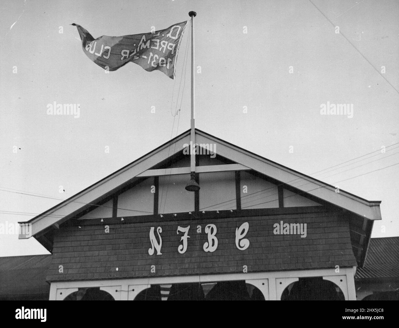 Qualcosa di essere fiero di unfurled per la prima volta il tanto ricercato Queensland Bowling Associazioni Purple Pennant che è stato indossato dal nuovo forma (Bris) Bowling club. E 'visto volare sulla nuova forma club house. Luglio 18, 1932. (Foto di W. J. P. Burns, 'The Telegraph' Feature Service). Foto Stock