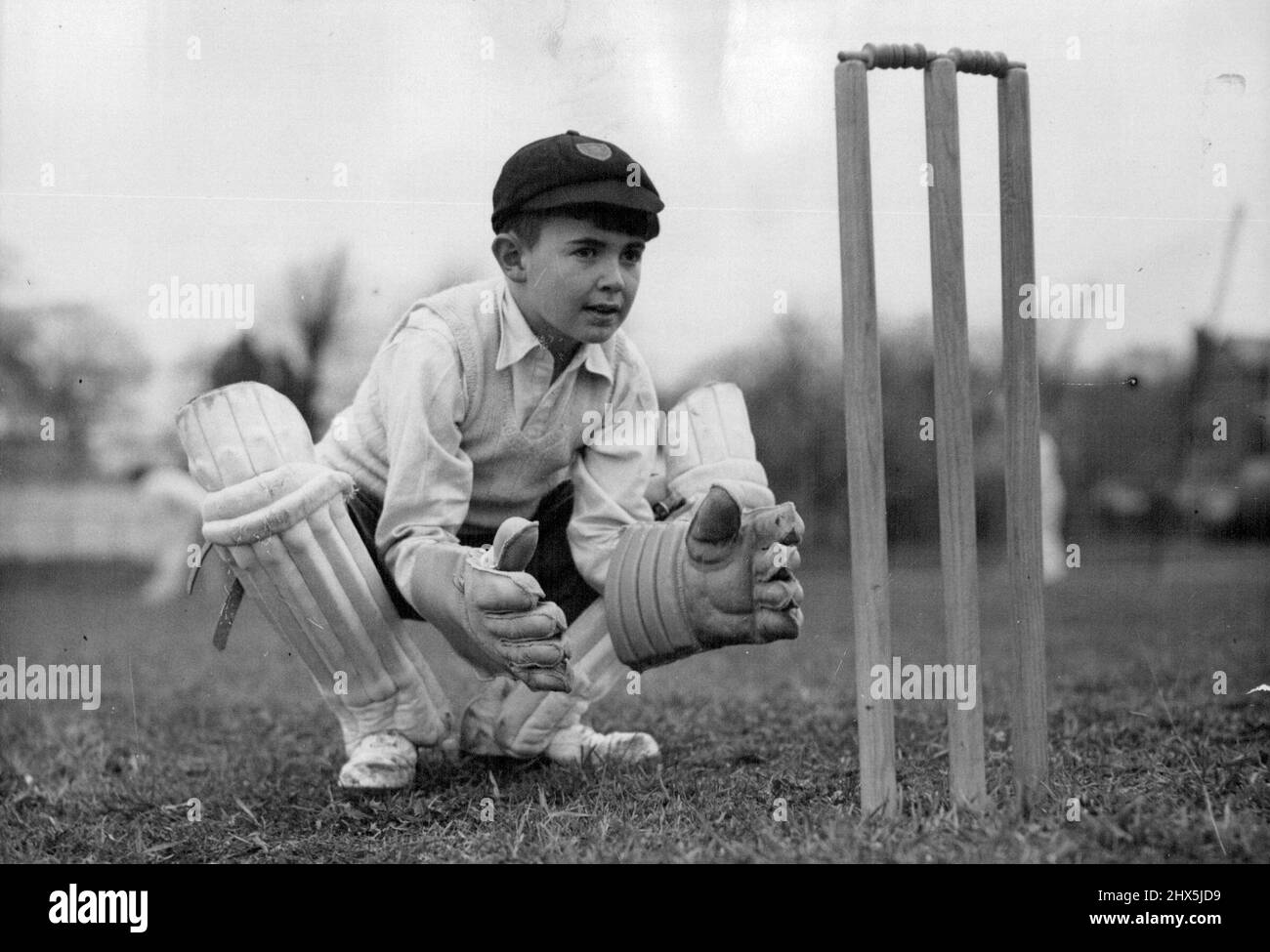 Strudwick, 1960?- Brian Mayor di dieci anni, di Sleaford, Lincs., può sembrare un po 'oscuro dai paraschi e l'uomo taglia i pattini e guanti, ma è sulla strada giusta per fare il suo nome come un cricketer. Con altri ragazzi della promessa del cricketing Brian sta prendendo le lezioni dai giocatori di paese al campo Southamted dell'Hampshire, dove è alla scuola. Aprile 8, 1948. Foto Stock